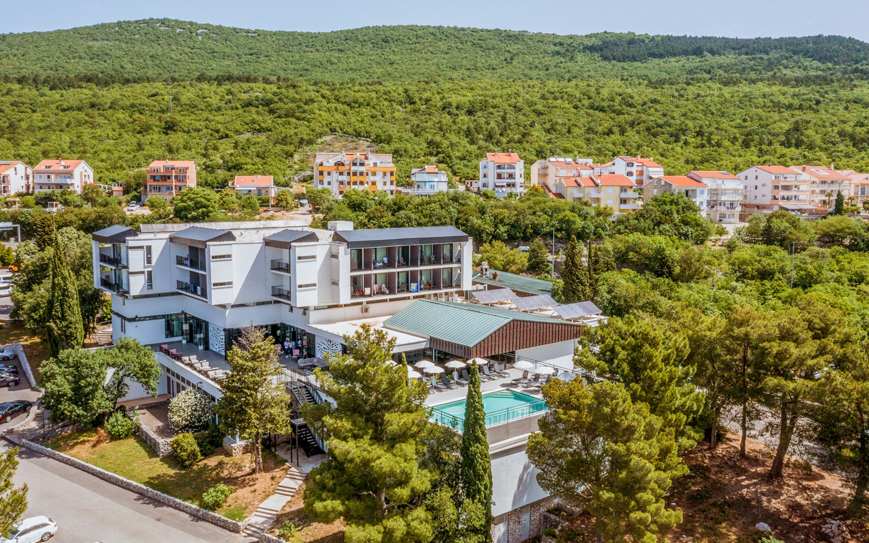 Crikvenica 500 m od mora a pláže v Hoteli Ad Turres *** s 2 bazénmi, polpenziou a dieťaťom do 12 rokov zdarma