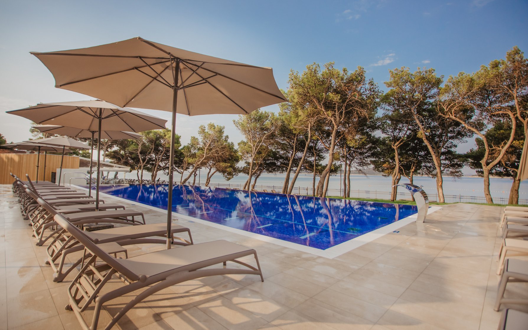 Vodice 50 m od pláže vo Ville Arausa *** s all inclusive light, vonkajším bazénom s ležadlami a wellness