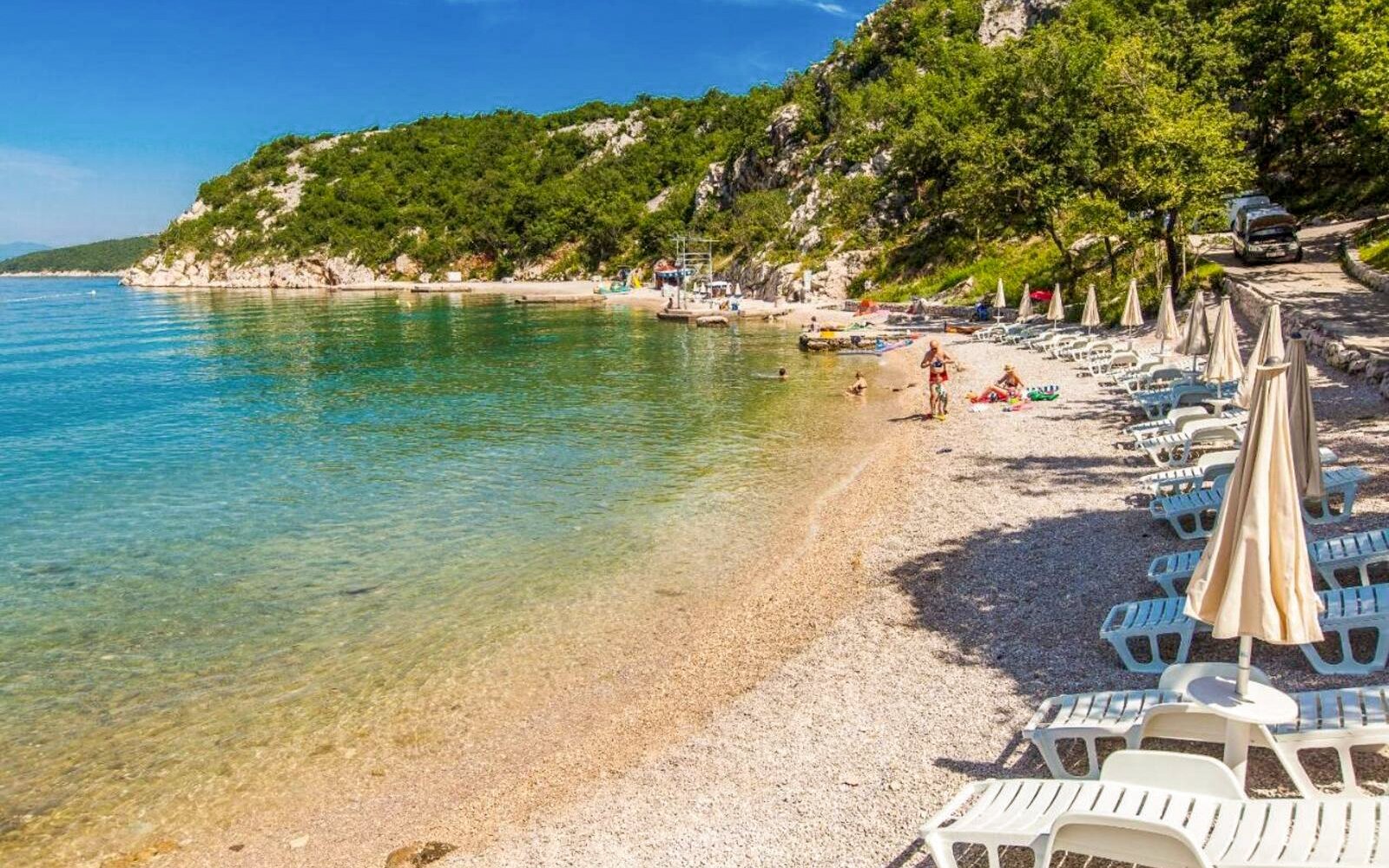 Chorvátsko pri pláži v štýlovom bungalove v Holiday Resorte Kačjak s kuchyňou a terasou s výhľadom na more