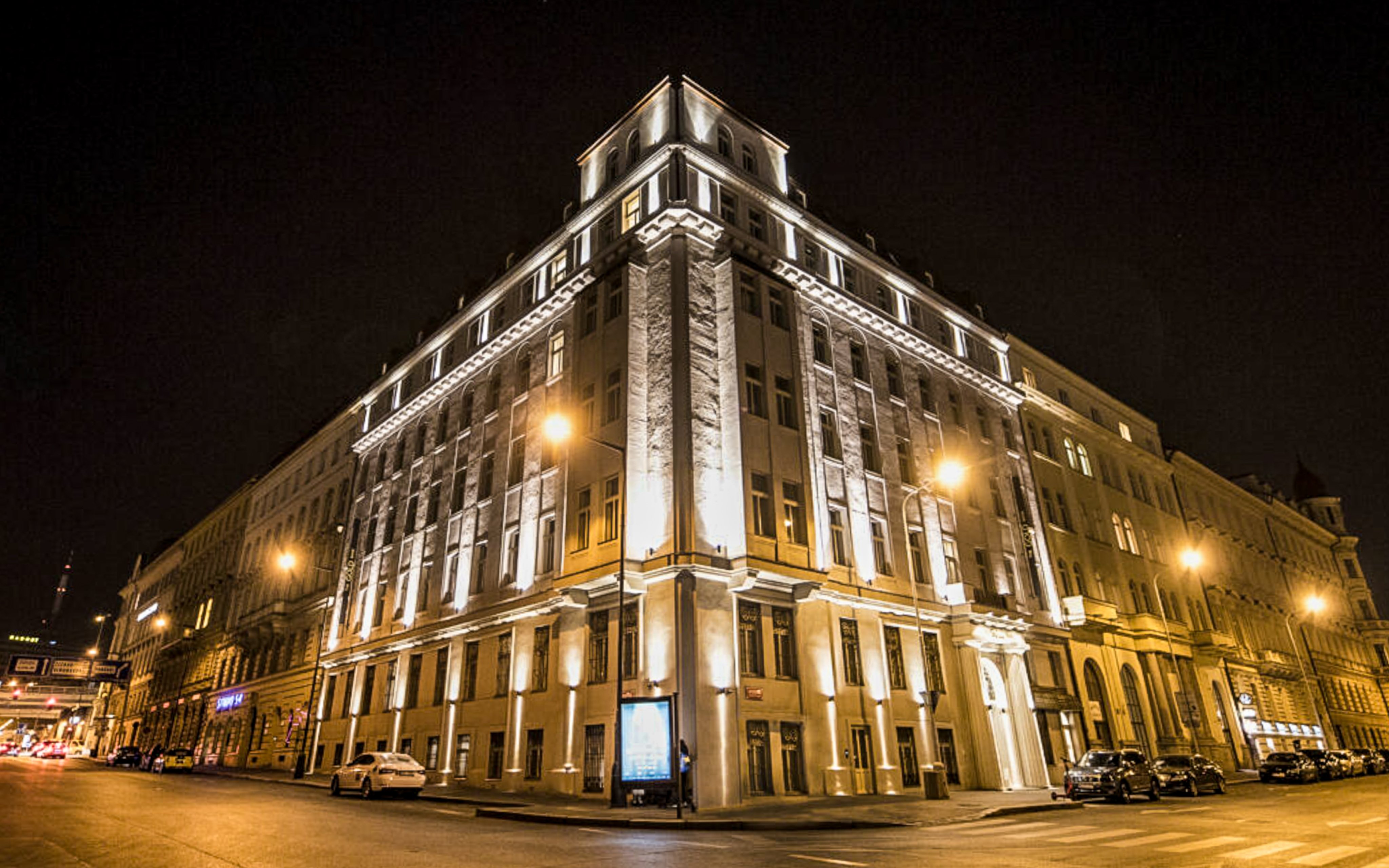 Praha priamo v centre: Hotel The Gold Bank **** s raňajkami a fľašou vína + skorý check-in/neskorý check-out