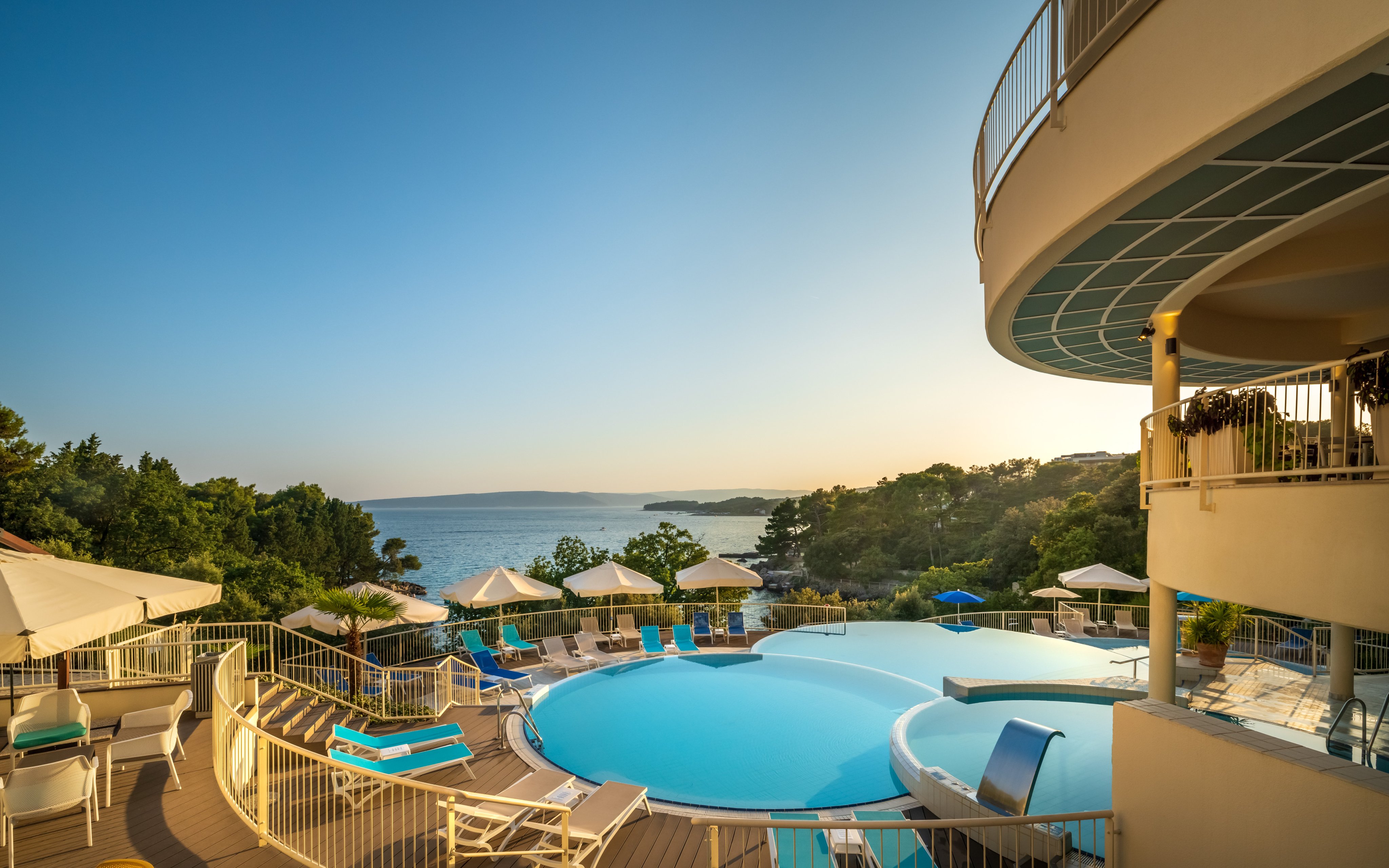 Chorvátsko plné zábavy: Hotel Sunny Krk *** pri pláži s rozšírenou polpenziou, bazénom + tretia osoba zadarmo
