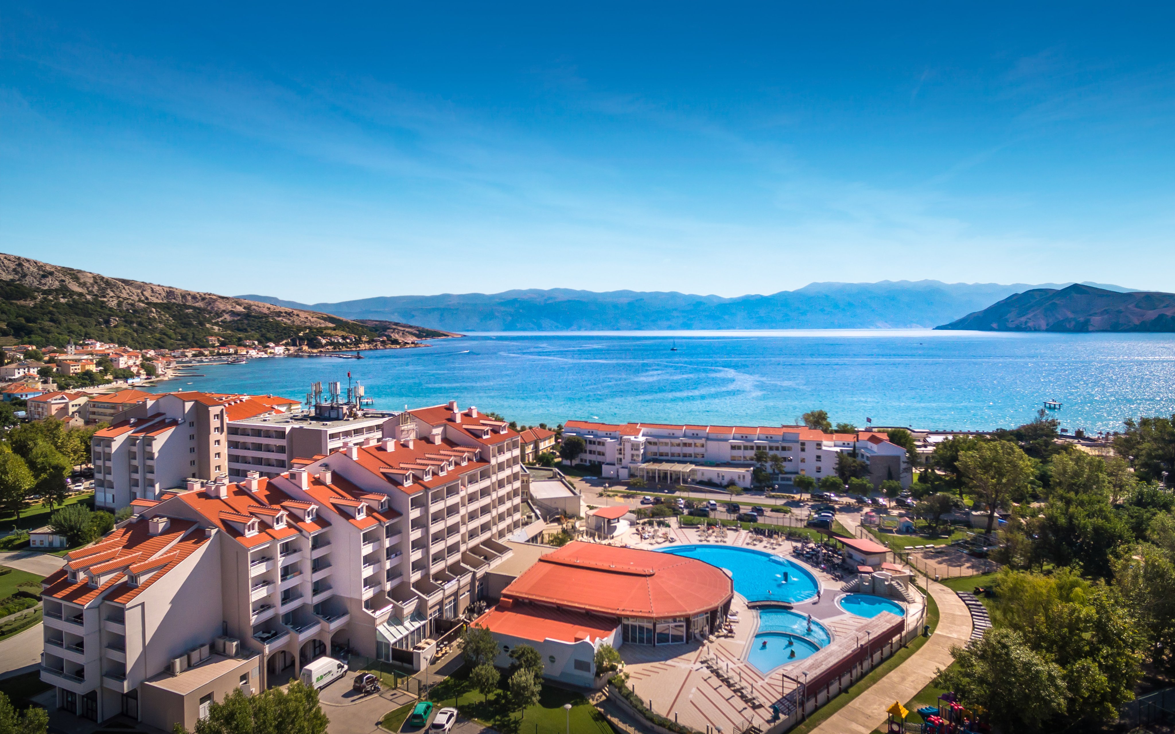 Ostrov Krk: Sunny Baska Hotel *** pri pláži s rozšírenou polpenziou, bazénmi a 4 top herňami + dieťa zadarmo