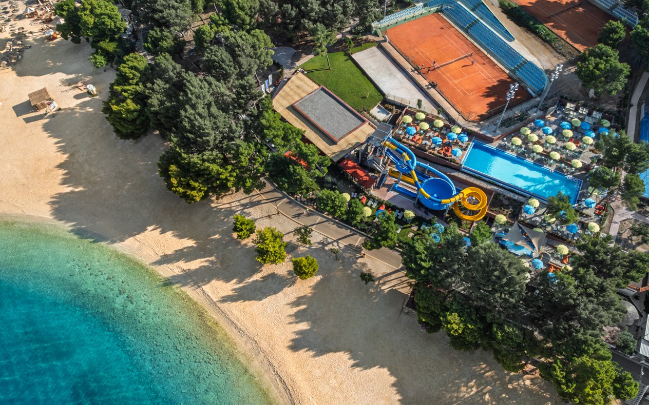 Chorvátsko pri pláži v Hoteli Sunny Makarska by Valamar *** s polpenziou a športovým vyžitím + dieťa zadarmo