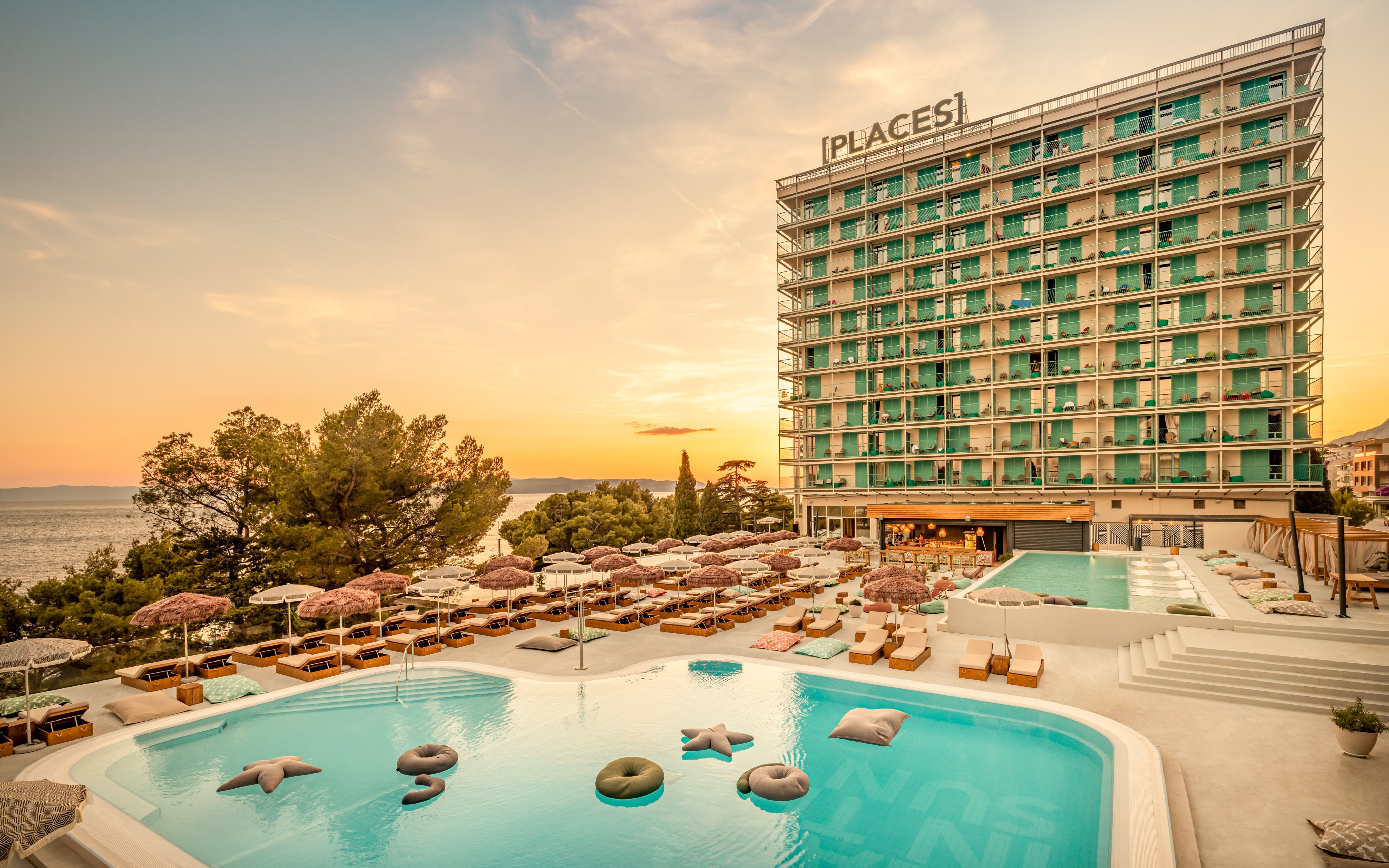 Letovisko Makarská priamo pri pláži v [PLACES] Dalmacija Hotel by Valamar *** s polpenziou a bazénom + program