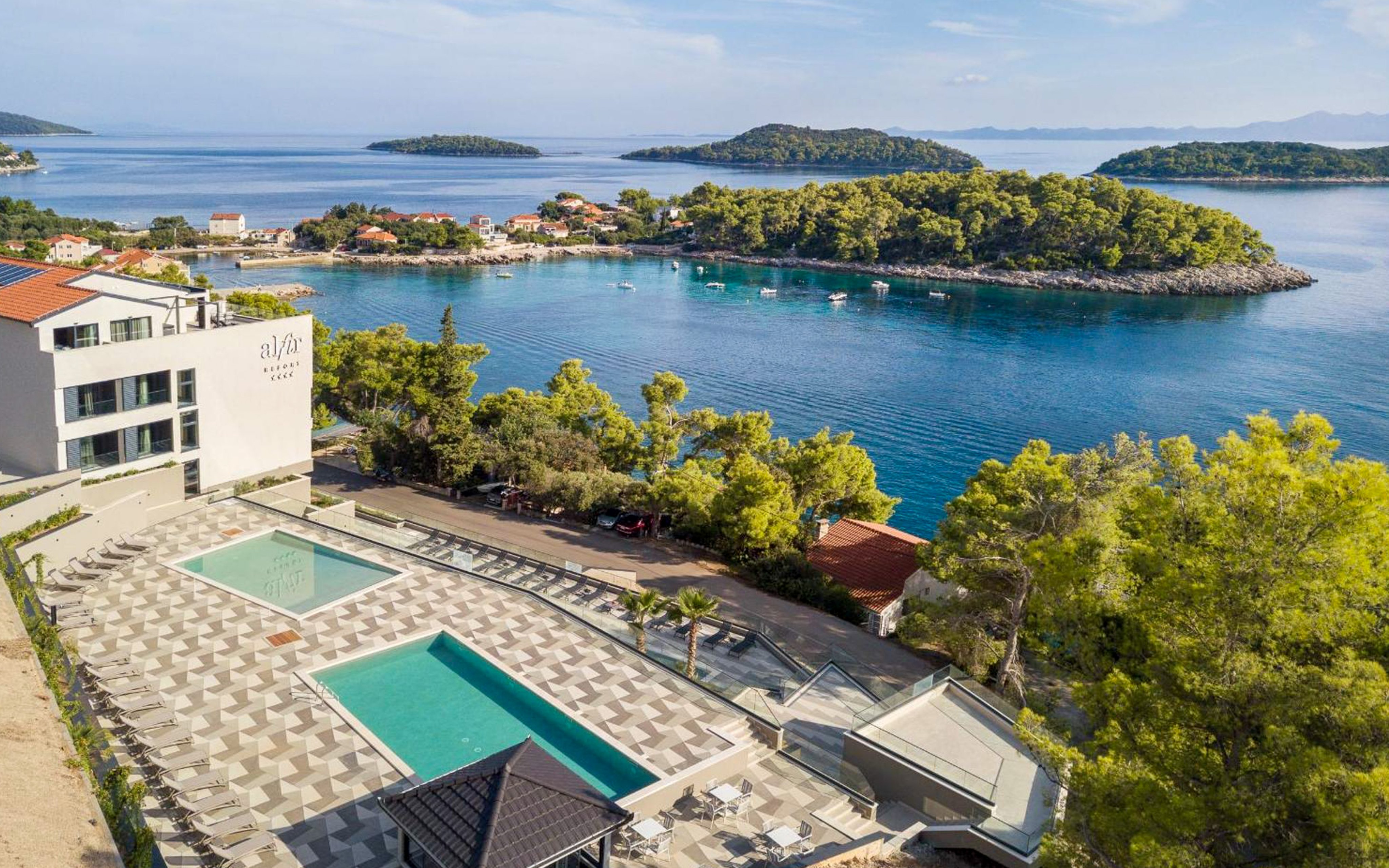 Ostrov Korčula v Alfir Resorte **** s polpenziou, súkromnou plážou a vonkajšími bazénmi + ležadlá a slnečníky