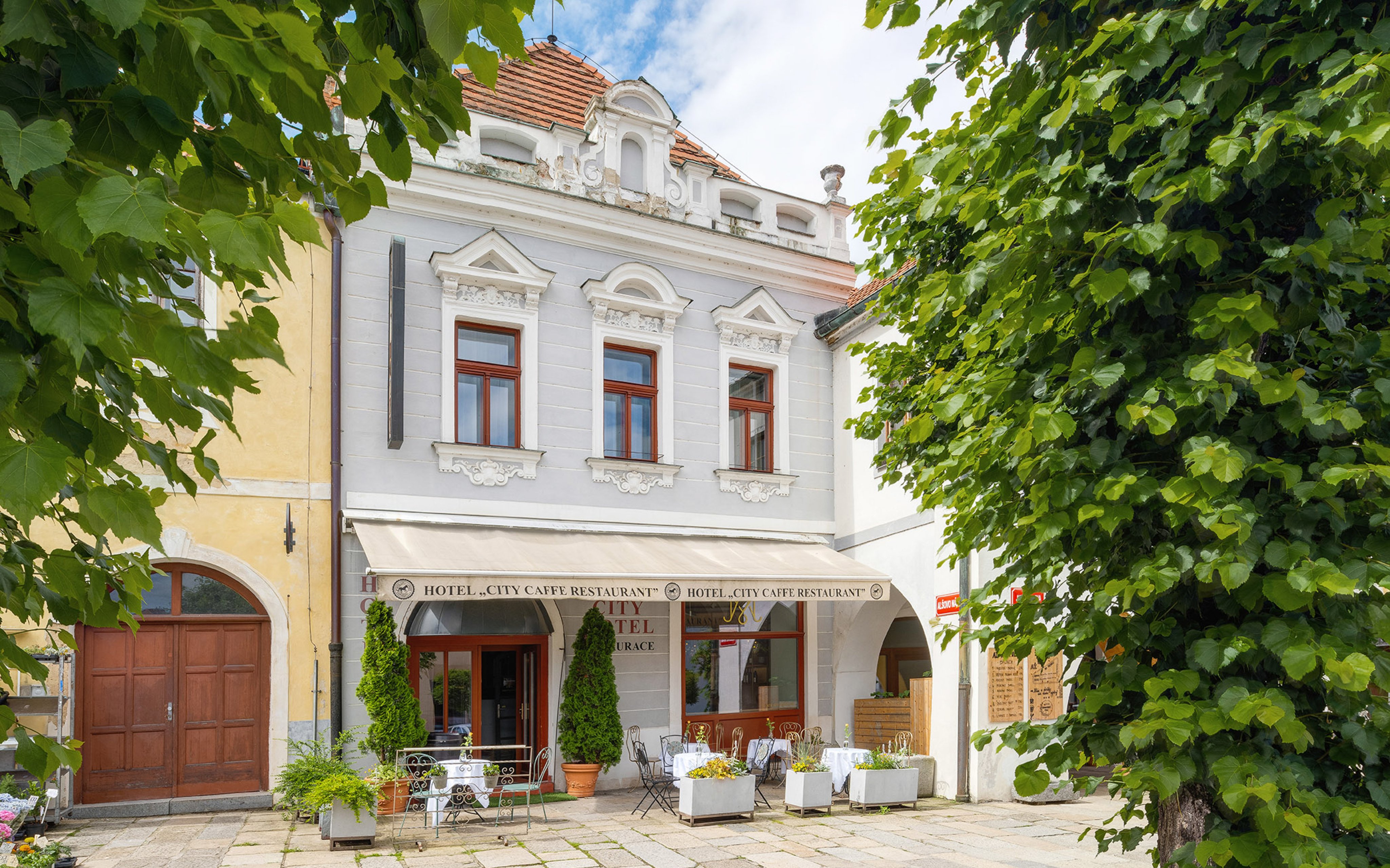Južné Čechy: Hotel City *** s raňajkami formou bufetu, fľašou Prosecca a zľavou na masáž + úschovňa bicyklov