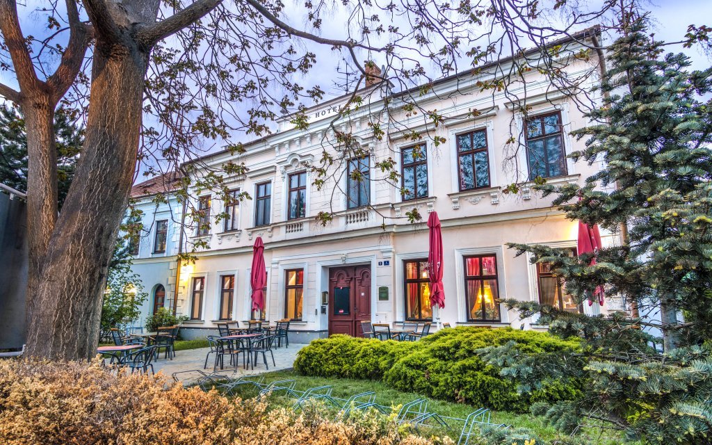 Romantika na Južnej Morave: Hotel Drnholec *** s polpenziou a relaxom v privátnych kúpeľoch + sekt a jahody