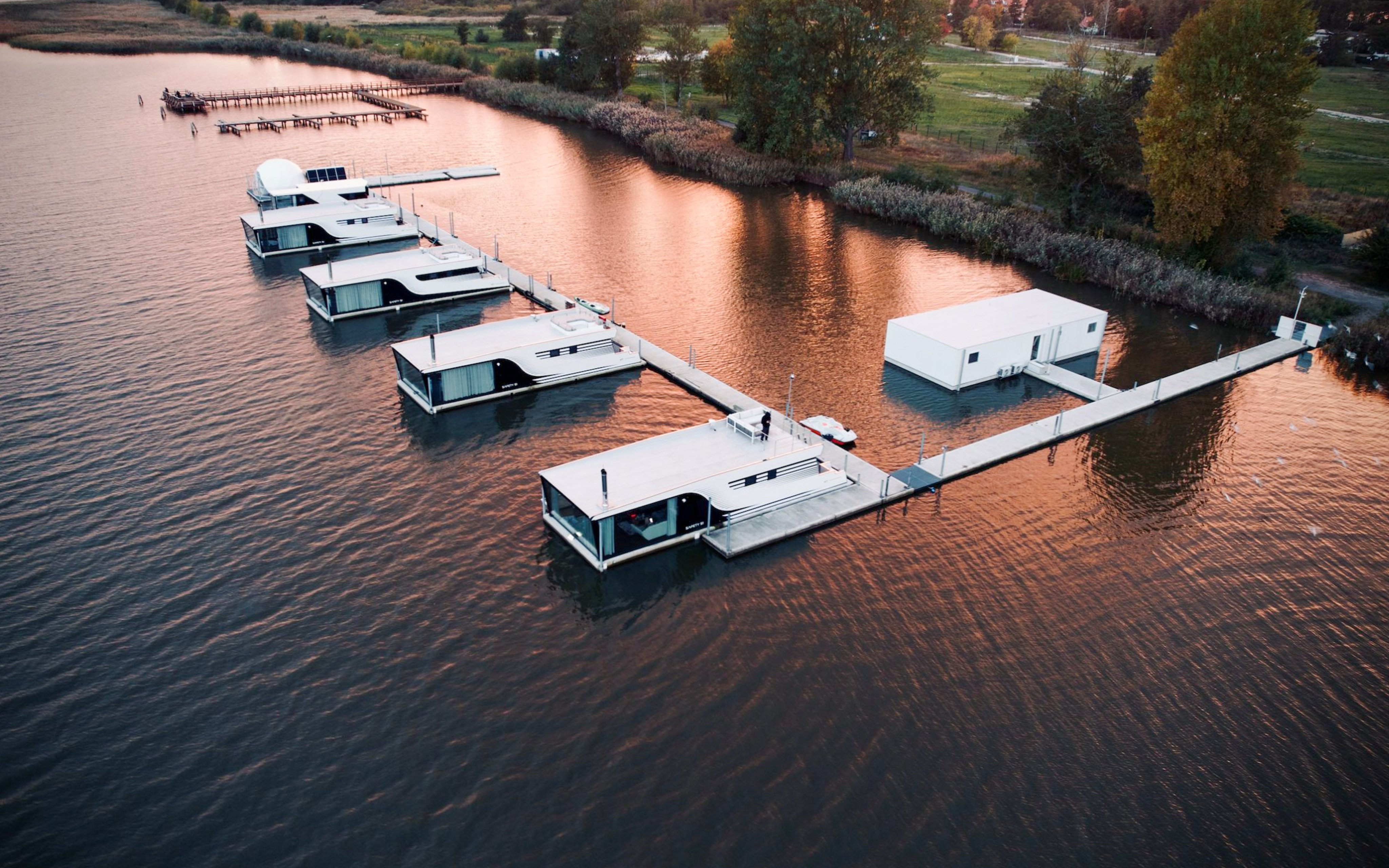 Mielno medzi morom a jazerom: Domčeky na vode Grand HT Houseboats s raňajkovým košíkom, saunou a aktivitami