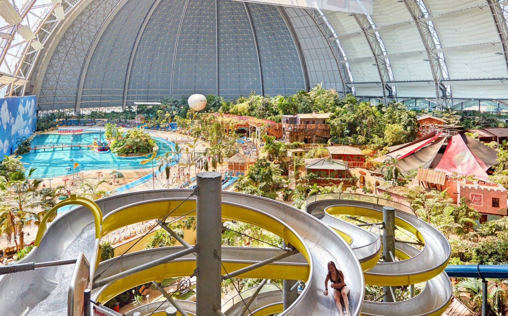 Exotická dovolenka v Nemecku: Resort Tropical Islands v štýlovom domčeku s kuchyňou + pláž, bazény a sauny