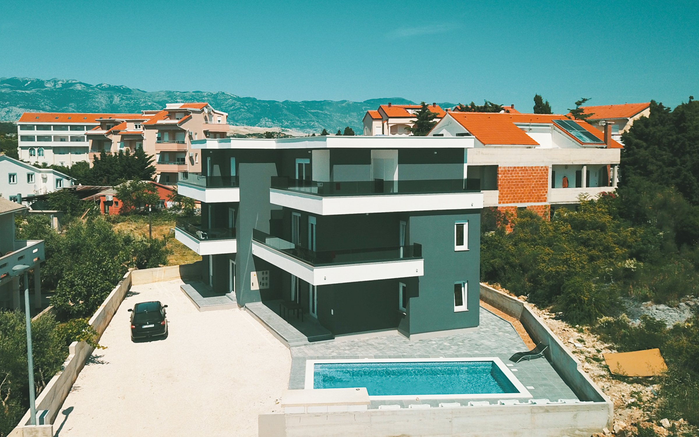 Letovisko Novalja na ostrove Pag len 900 m od pláže v apartmáne pre 2 až 4 osoby v Sunshine Ville s bazénom
