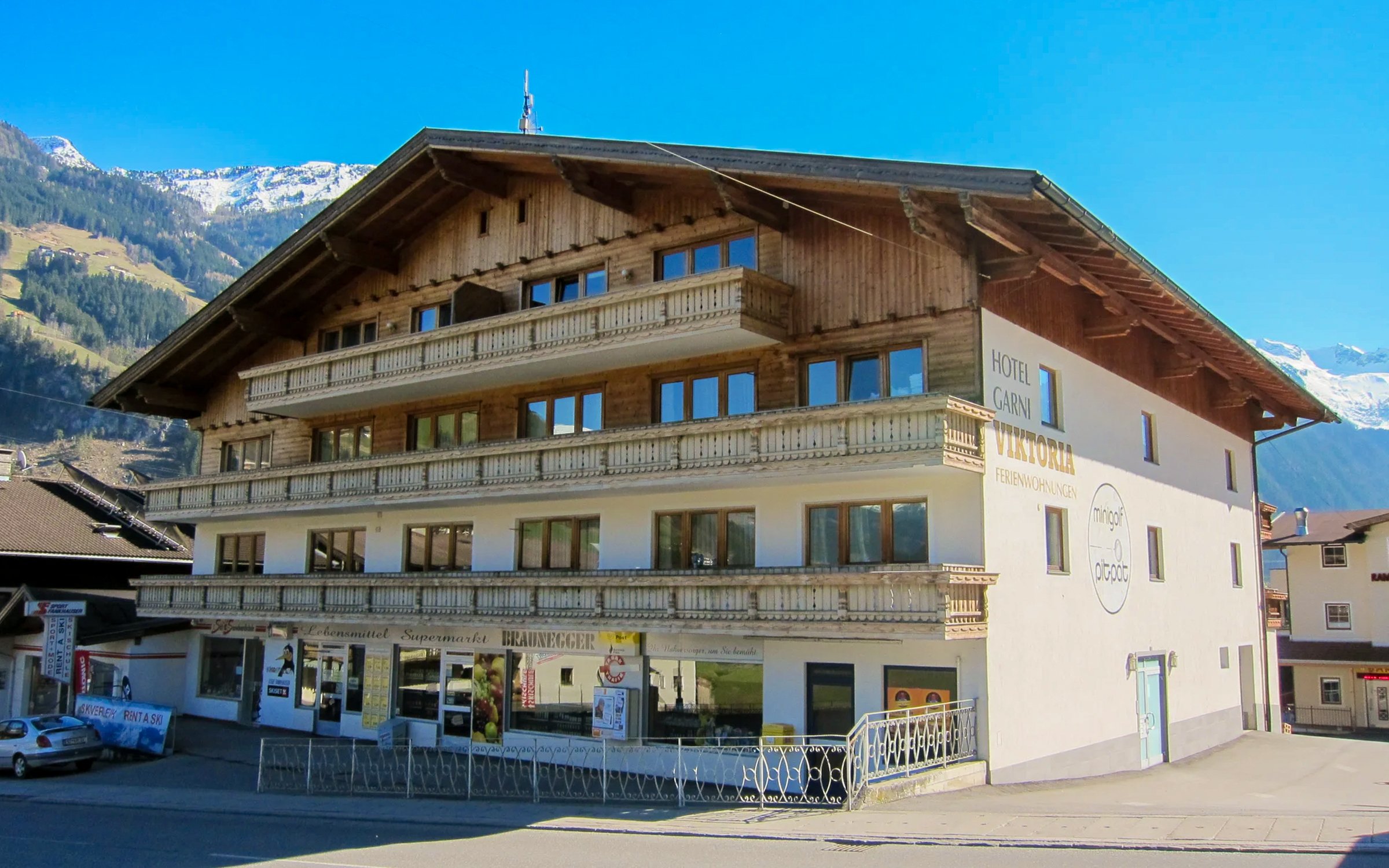 Údolie Zillertal neďaleko lanoviek v Hoteli Garni Viktoria s raňajkami či polpenziou + poukaz na bazény/saunu