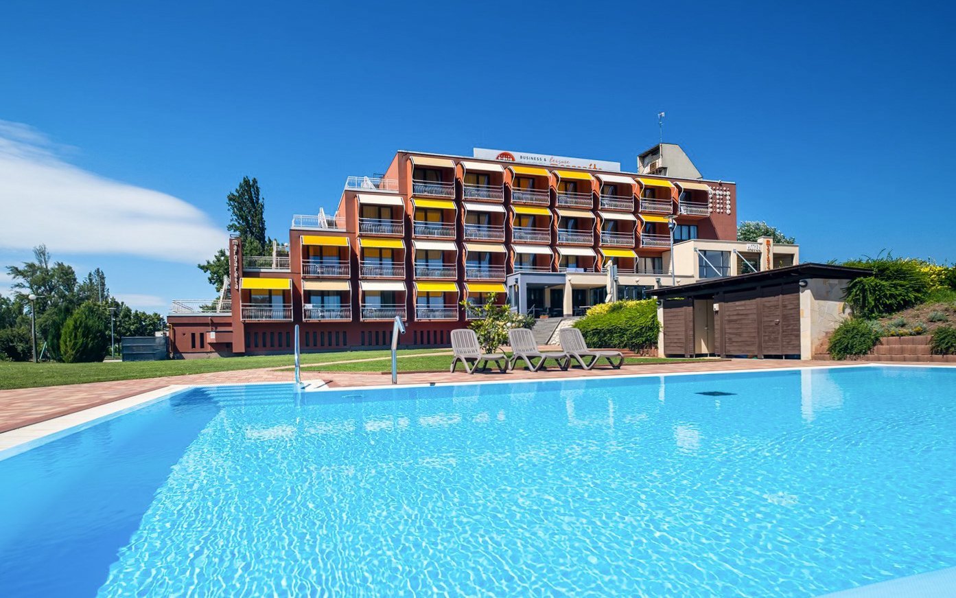 Balaton pár krokov od brehu: Hotel Margaréta **** s polpenziou a neobmedzeným wellness (bazény, vírivky a i.)