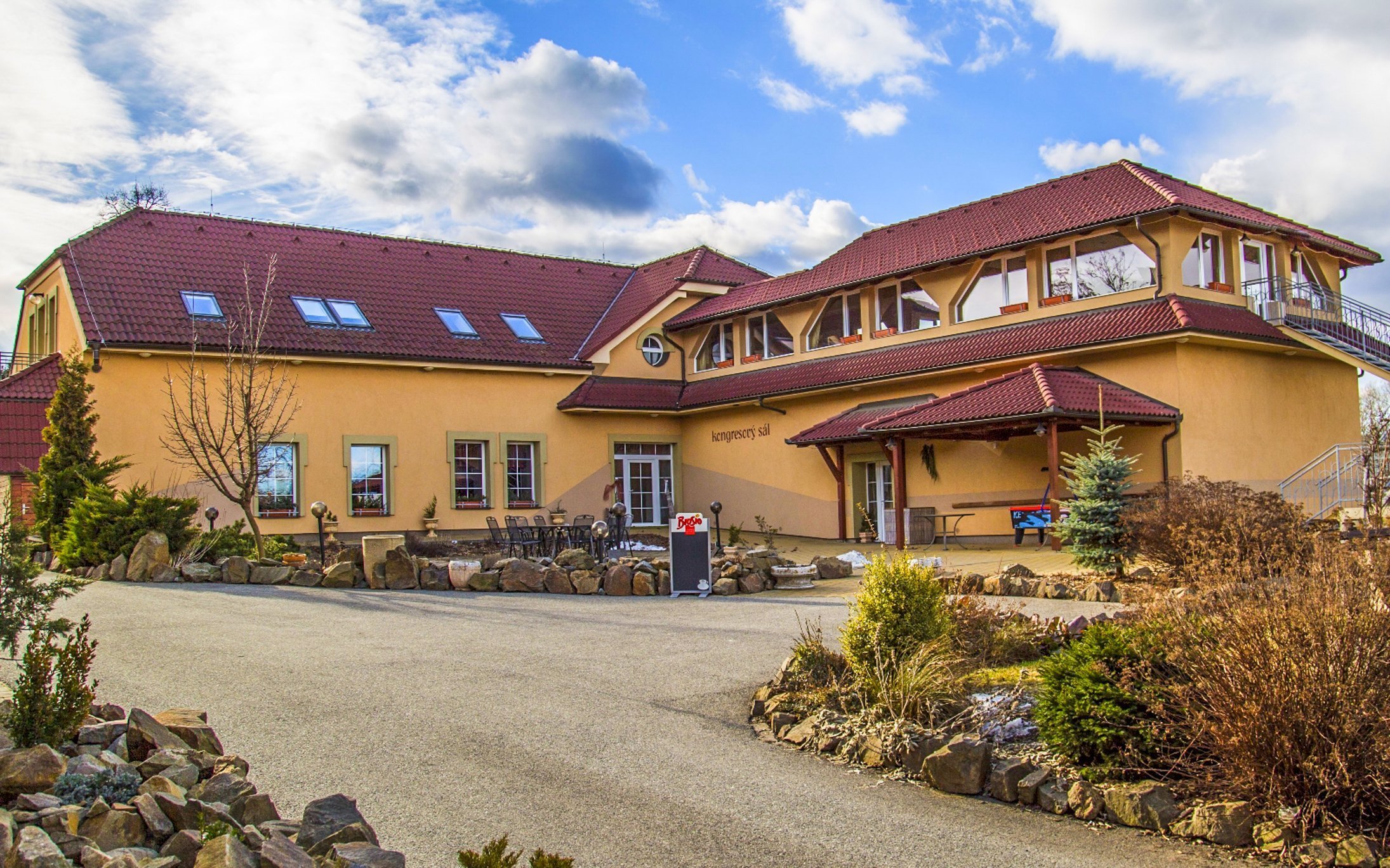 Južná Morava pri Vyškove: Hotel Allvet *** v bývalom letohrádku s raňajkami/polpenziou a kúpacím biotopom