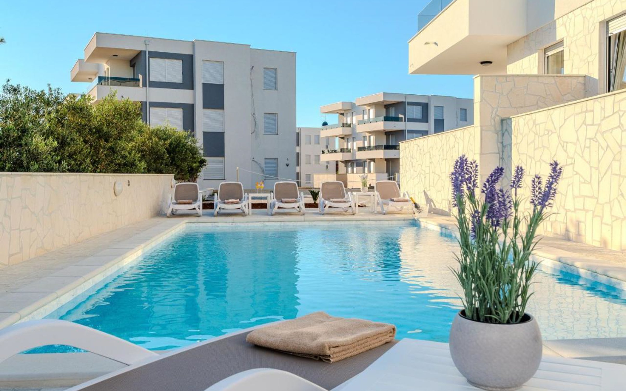 Ostrov Pag len 500 m od pláže v nových apartmánoch 4+2 v Meridian Pool Residences **** s privátnym bazénom