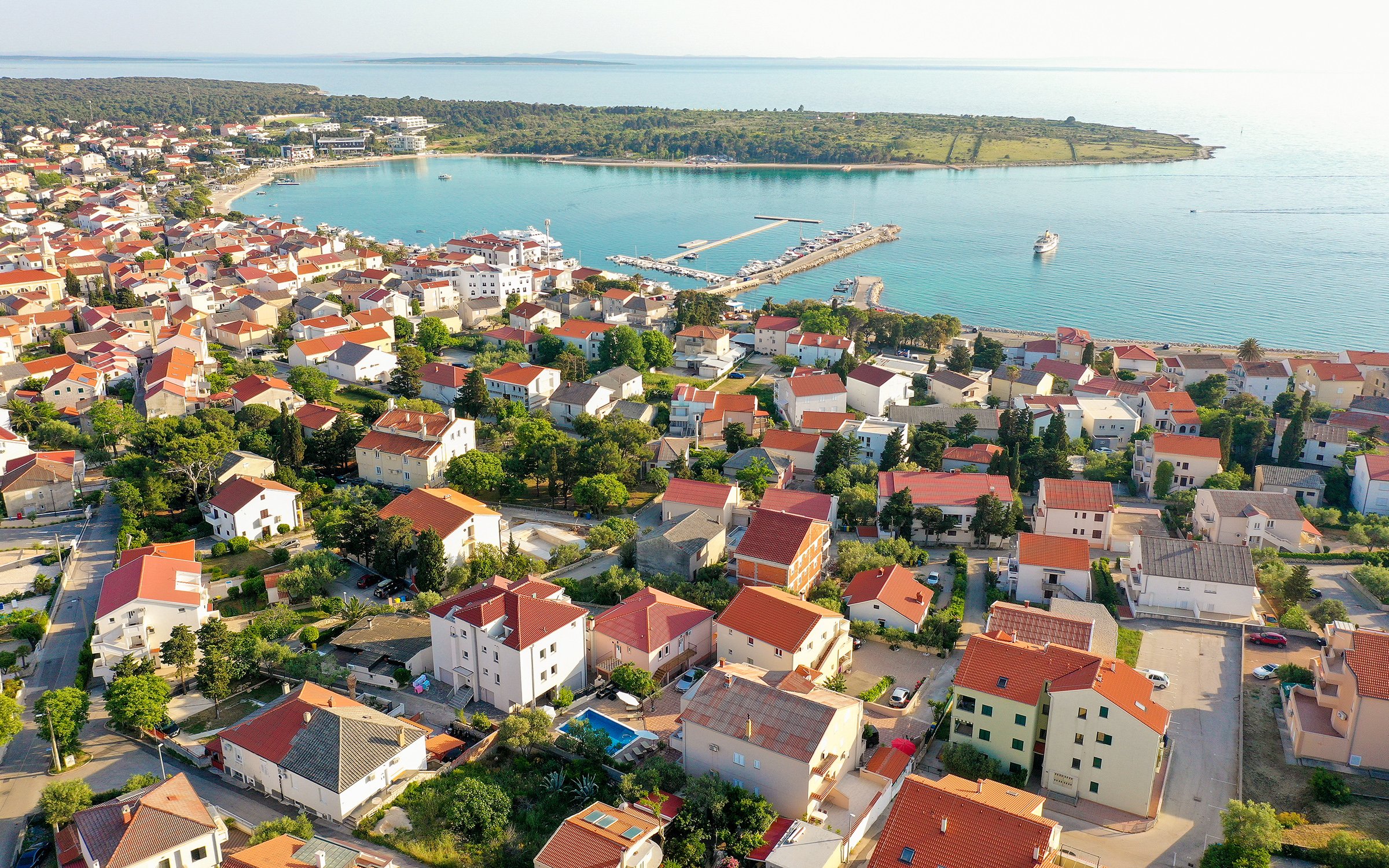 Dovolenka na Pagu: Novalja cca 1 km od pláže vo Ville Katarina *** s vonkajším bazénom a terasou + parkovanie