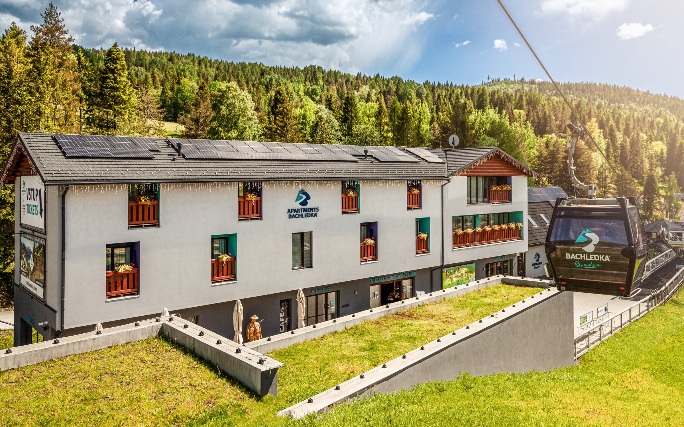 Spišská Magura a Belianske Tatry blízko chodníka korunami stromov v moderných Apartmánoch Bachledka + raňajky