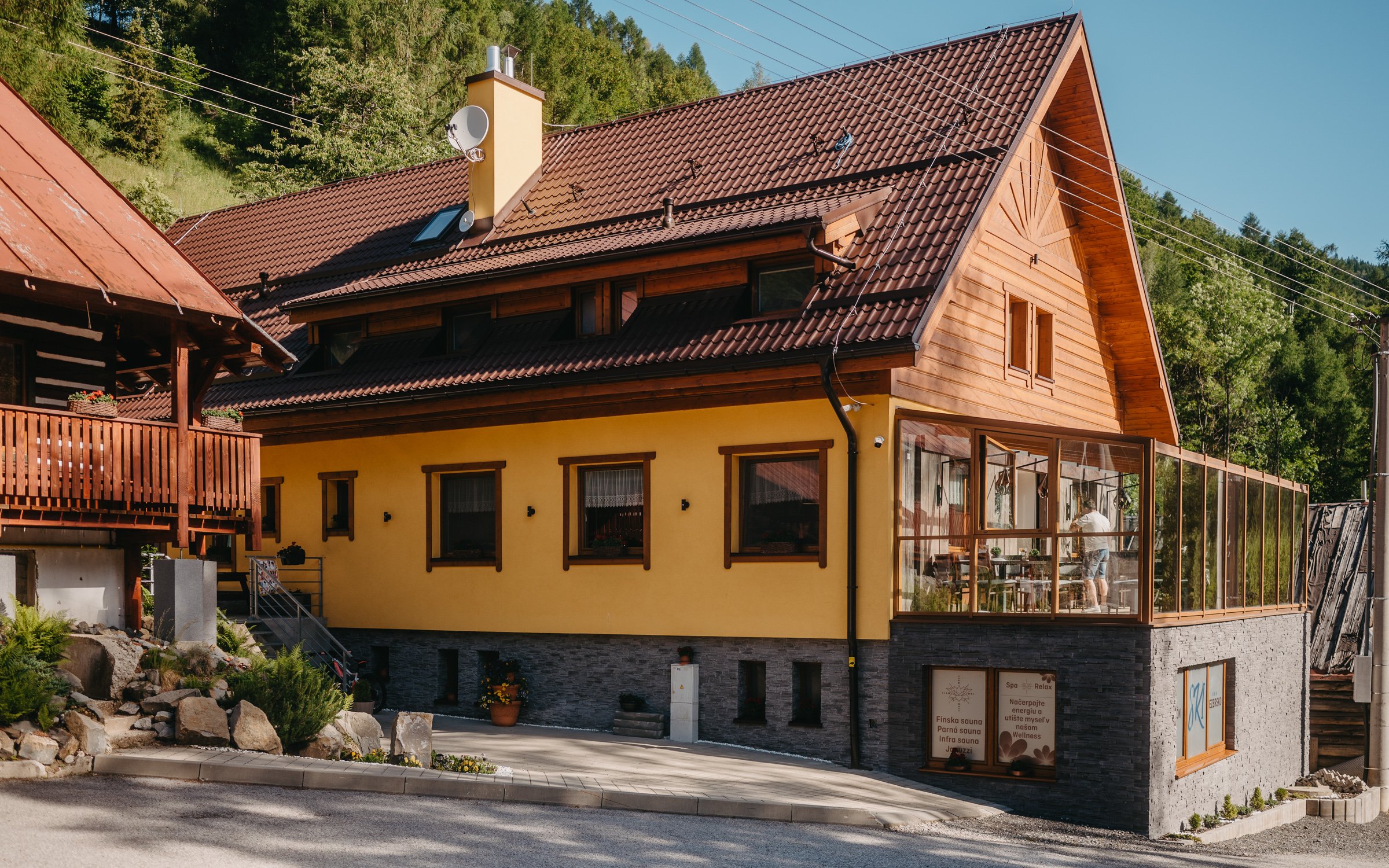 Spišská Magura pri chodníku korunami stromov: Penzión Ski Jezersko *** s raňajkami či polpenziou + 3 sauny