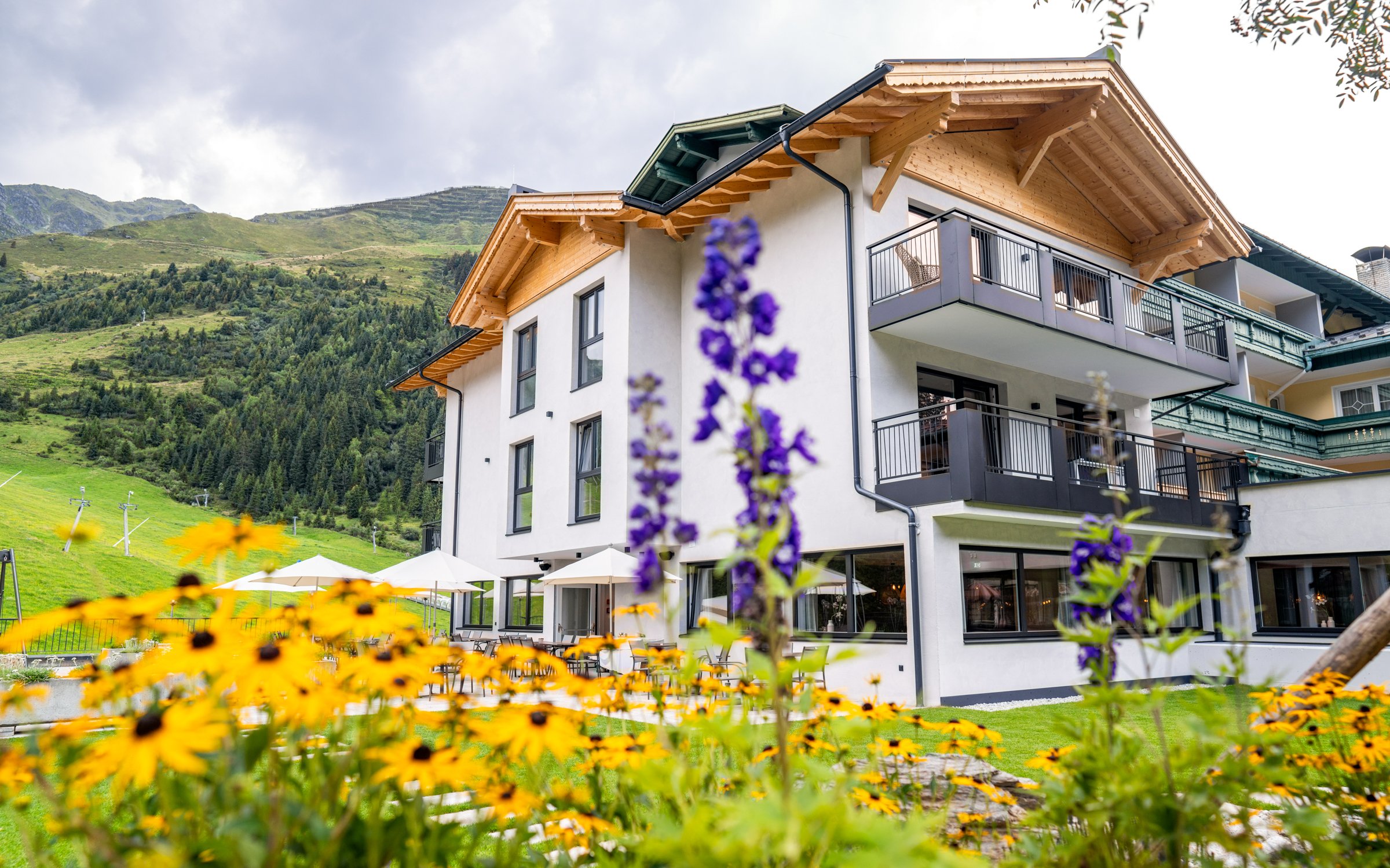 Tirolsko plné zážitkov: 4* Berghotel Hochfügen s polpenziou, neobmedzeným wellness a výbavou na turistiku