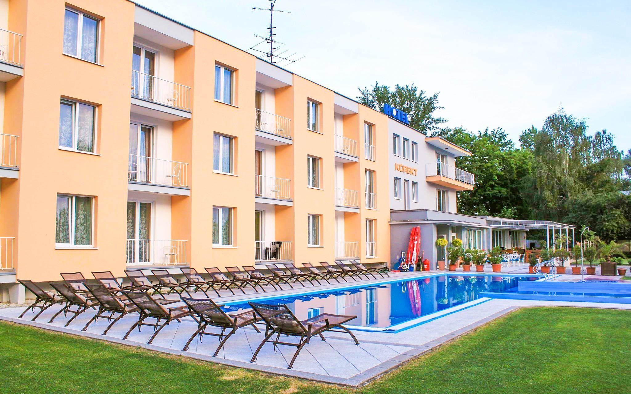 Piešťany priamo pri priehrade Sĺňava: Hotel Korekt *** s polpenziou, vonkajšími bazénmi a detským ihriskom