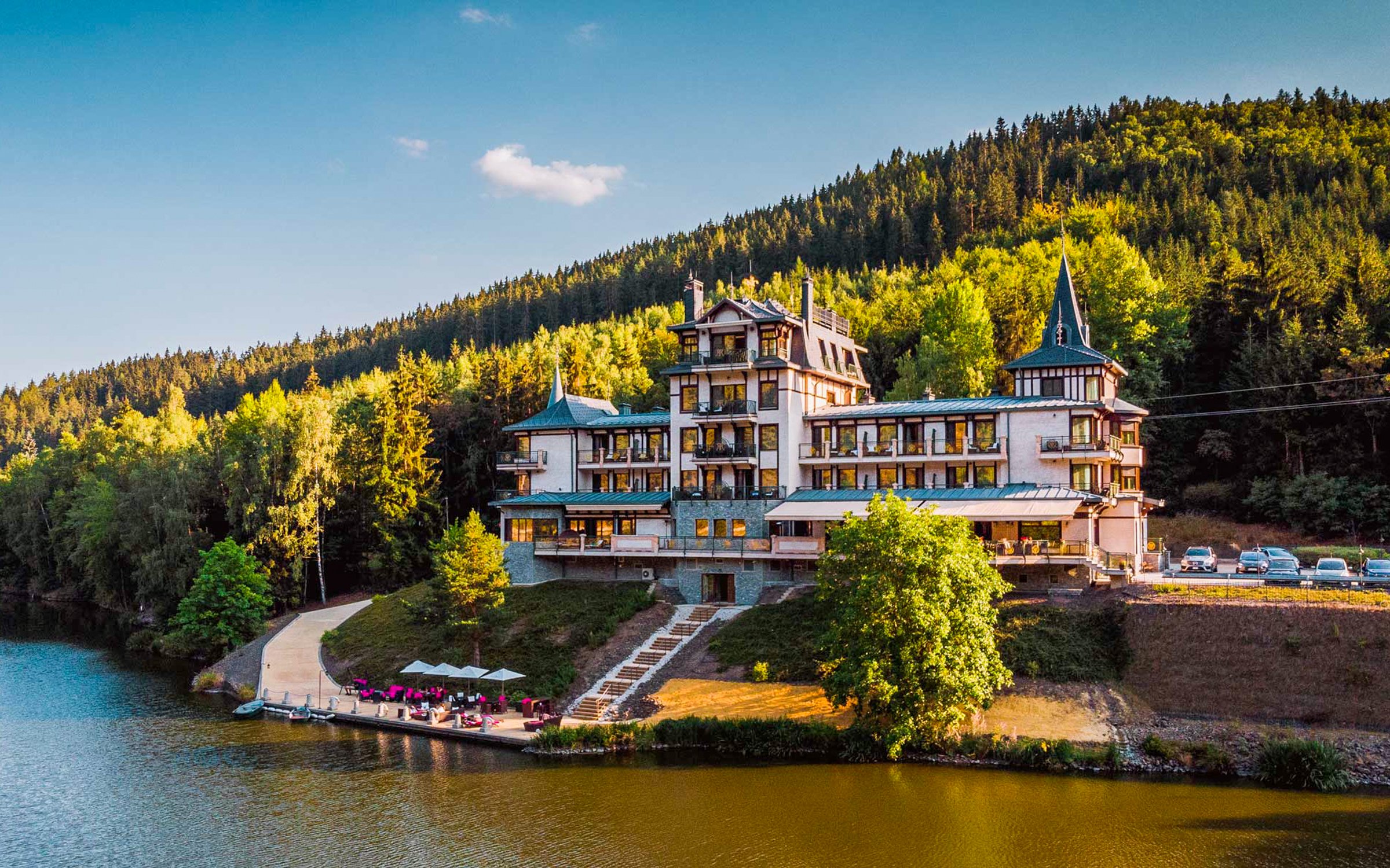 Luxusný relaxačný pobyt pri Karlových Varoch: 5* Retro Riverside Wellness Resort s raňajkami, wellness + masáž