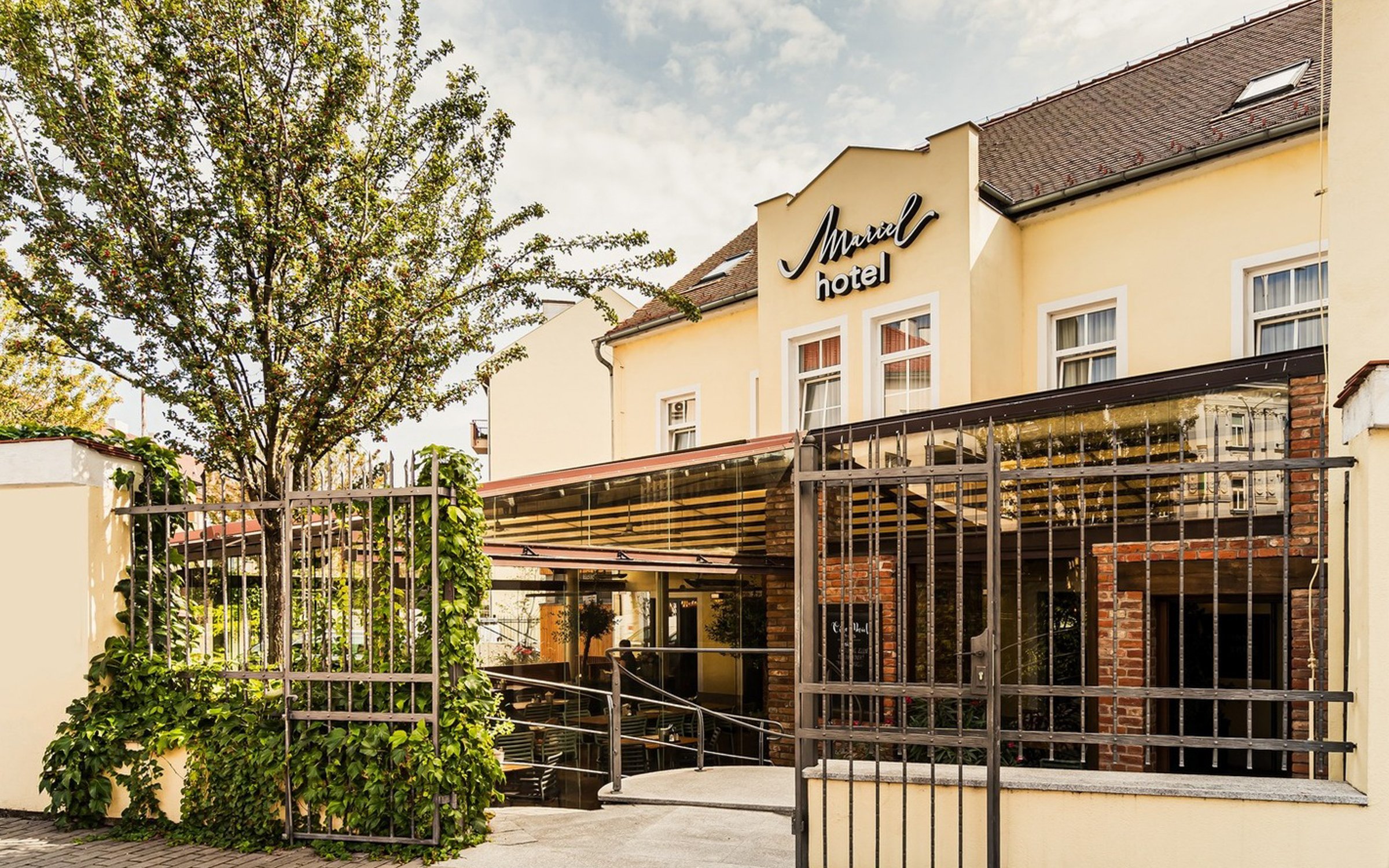 Južná Morava (nielen) pre vinárov: Hotel Mariel *** v centre Znojma s raňajkami a degustáciou 12 vzoriek vín