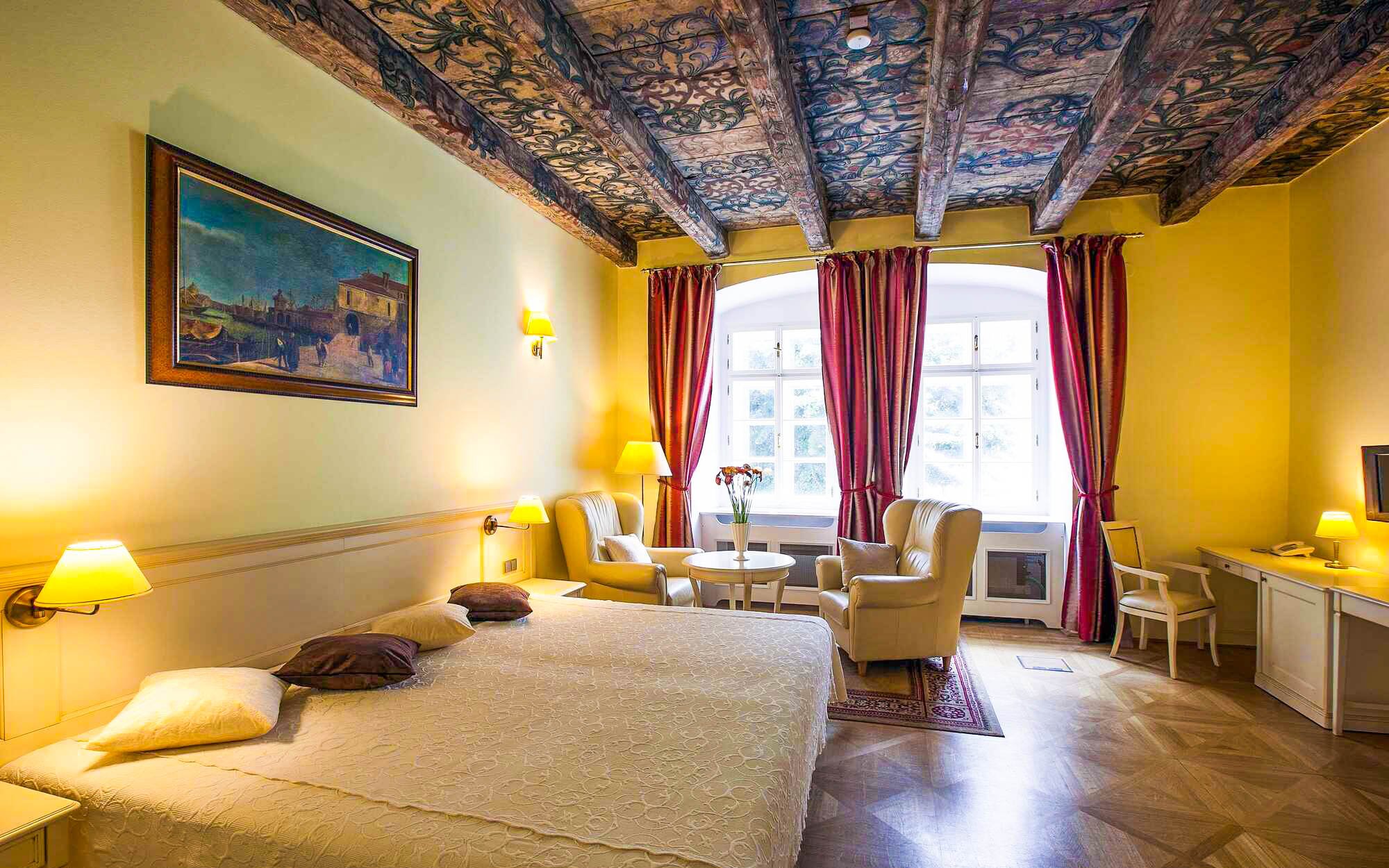 Luxusný Hotel Tyn Yard Residence **** priamo v srdci Prahy pri Staromestskom námestí s raňajkami v kaviarni