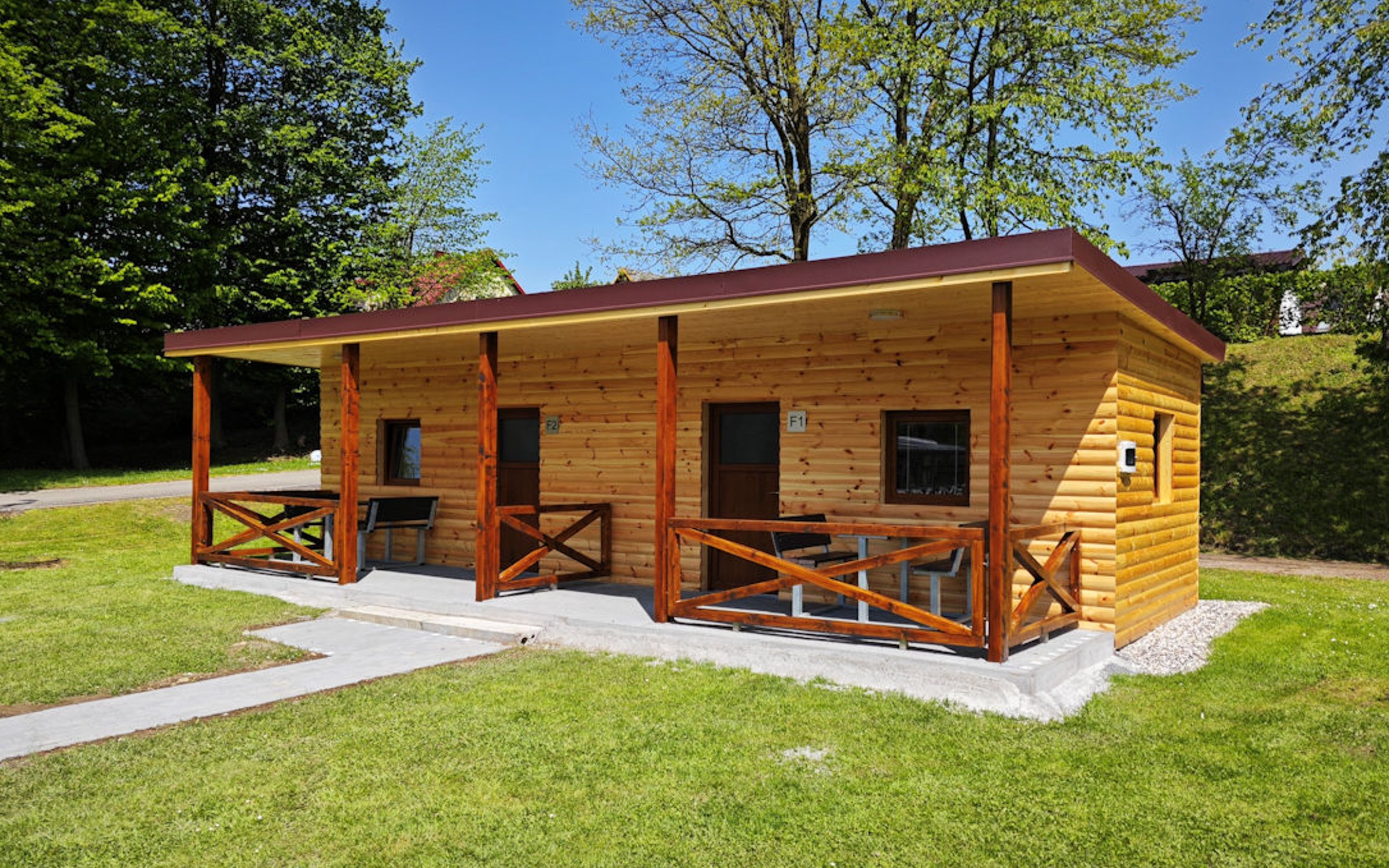 Beskydy štýlovo v chatke s verandou v Campingu Rožnov pod Radhoštěm s raňajkami a športom + vonkajší bazén