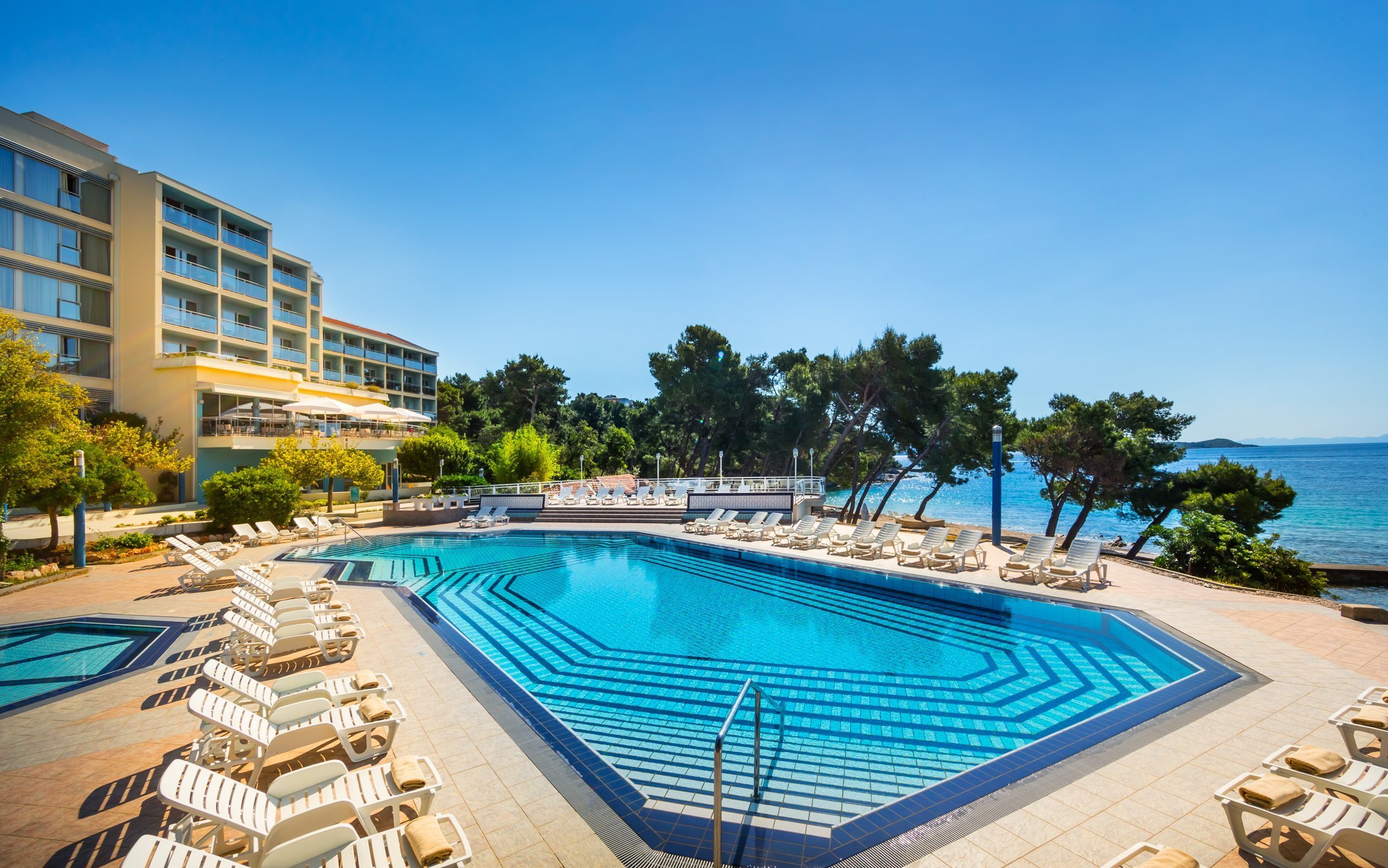 Orebič priamo na pláži v Aminess Grand Azur Hoteli **** s all inclusive light + bazén s ležadlami a slnečníkmi