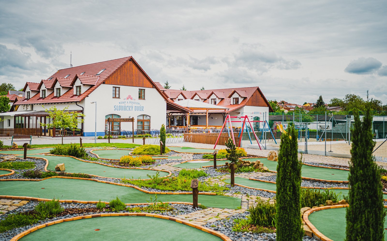 Slovácký dvůr v chatkách aj penzióne s raňajkami/polpenziou, prírodným kúpaliskom a (nielen) športovým vyžitím