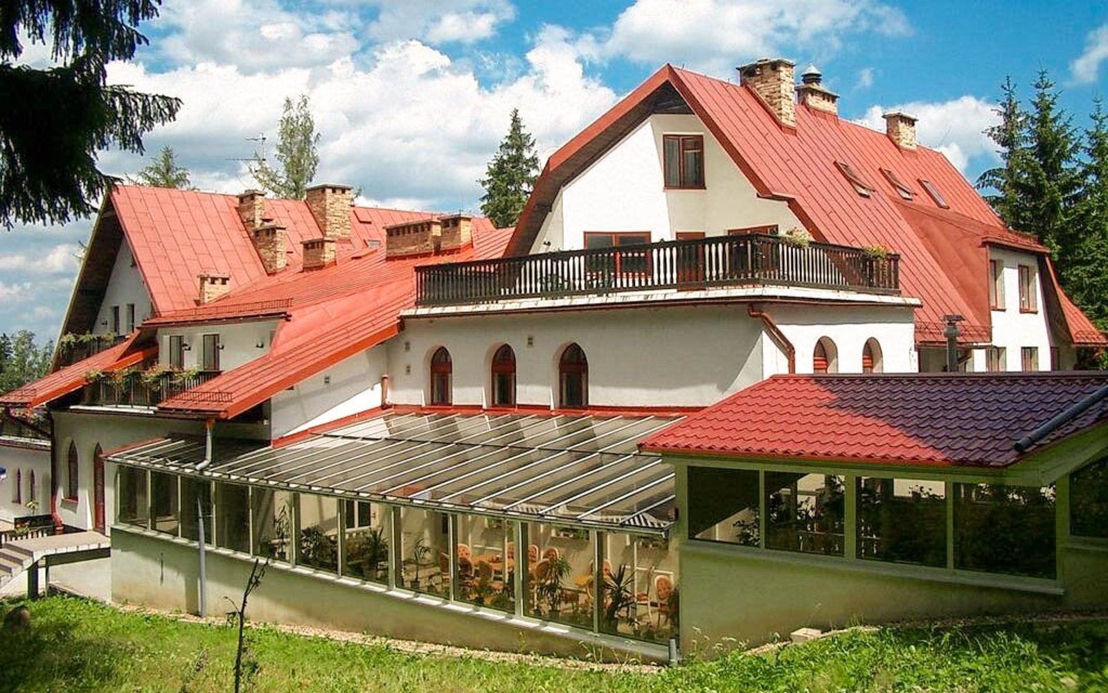 Poľské Krkonoše pri lanovke na Sněžku v Hoteli Corum *** s raňajkami a neobmedzeným bazénom + fínska sauna<br/>Hotel Corum, ul. Kościuszki 12-14, Karpacz 58540, recepcja@corum.pl