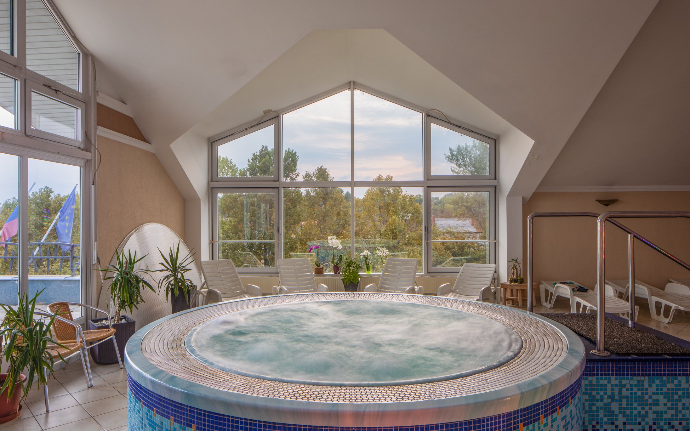 Pobyt 450 m od Balatonu: Kristály Hotel Keszthely **** s bohatým wellness, voucherom na procedúry + strava