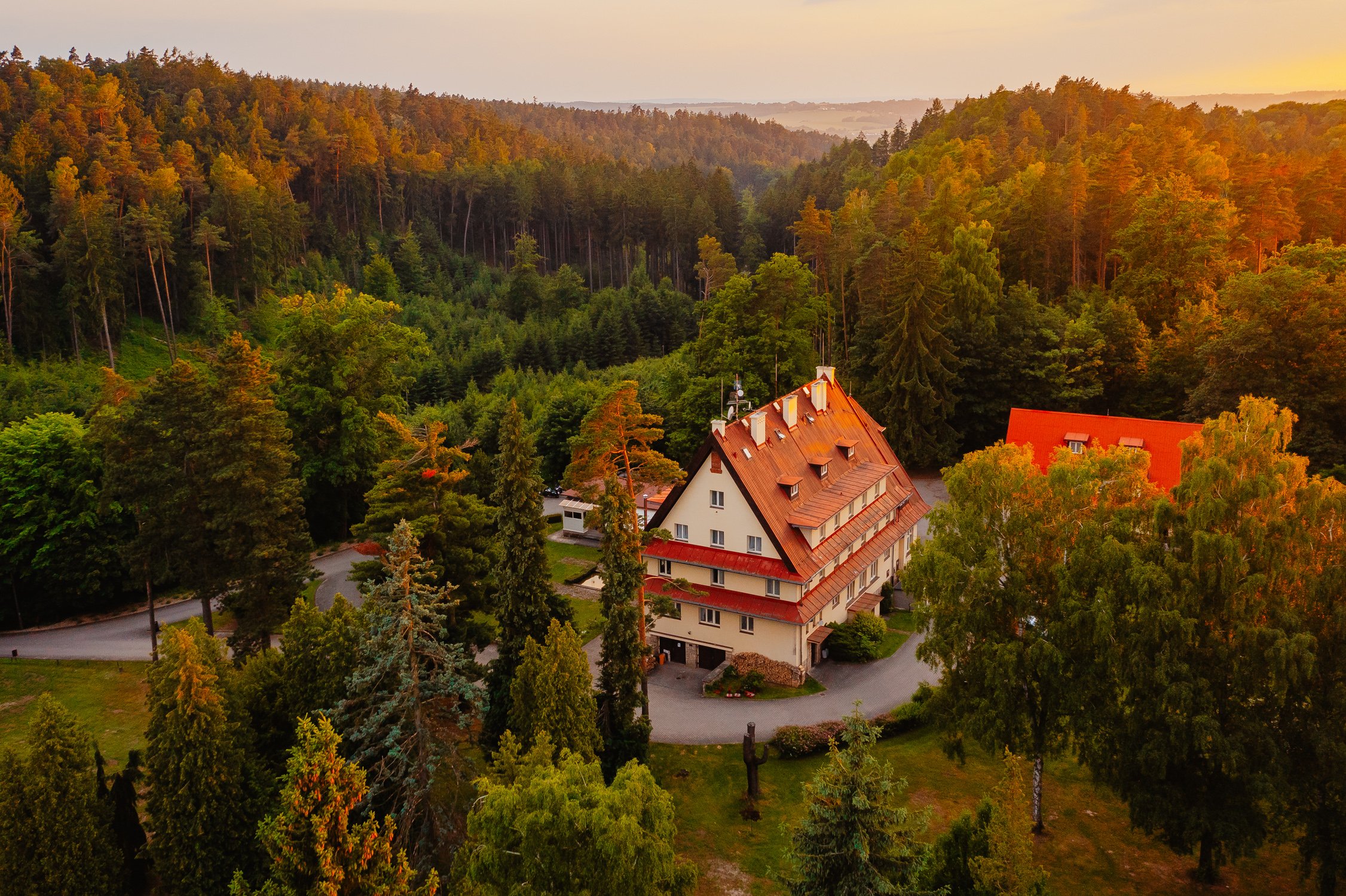 Český raj: Dovolenka v Parkhoteli Skalní město *** s vínom neobmedzene + polpenzia a zľava 50 % na vírivku<br/>Parkhotel Skalní město ***, Pařezská Lhota 34, Holín, Jičín 506 01, recepcepsm@seznam.cz