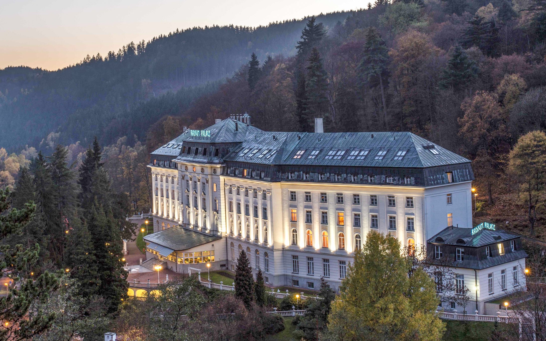 Radónové kúpele Jáchymov: Hotel Radium Palace **** s polpenziou, kúpeľným centrom (bazény a sauny) + procedúry