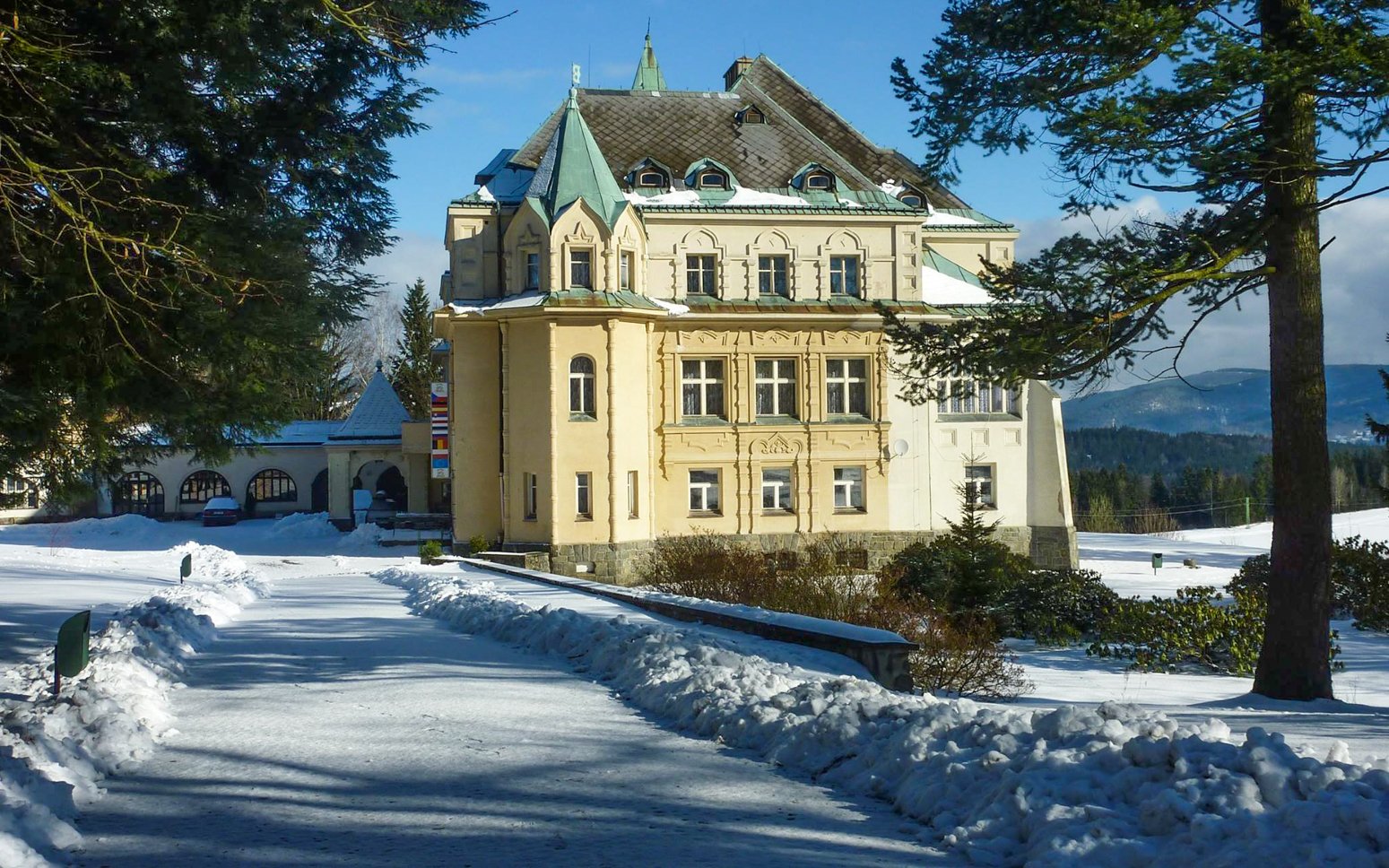 Jizerské hory a Krkonoše: Kramářův zámek - Hotel Větrov *** s raňajkami/polpenziou + doskové hry a ping pong