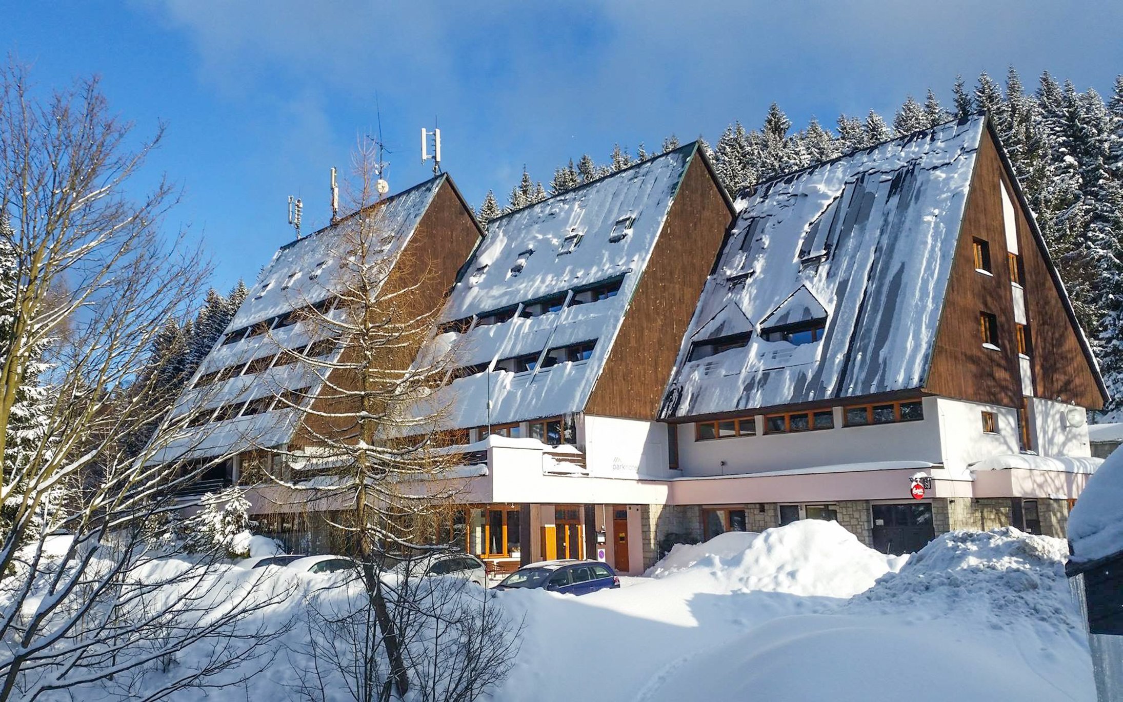 Krkonoše 200 m od vleku: 3* Parkhotel Harrachov so zľavovou Harrachov Card a polpenziou + pivo a víno k večeri
