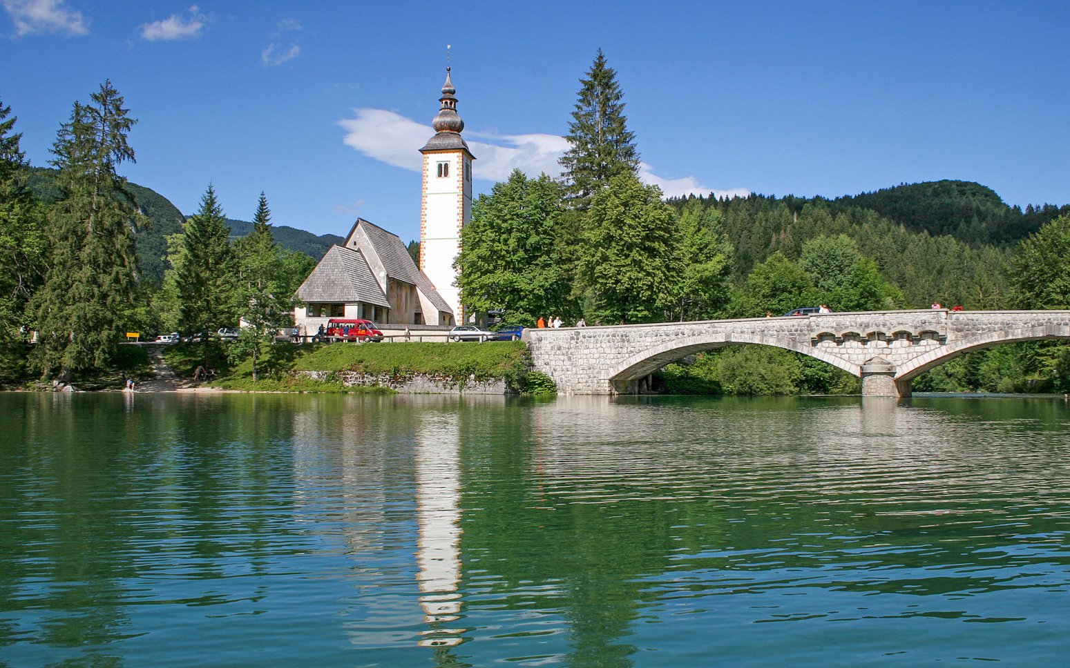 Slovinsko 100 m od Bohinjského jazera: Hotel Jezero **** s raňajkami/polpenziou a vstupom do bazéna i sauny<br/>Hotel Jezero ****, Ribčev Laz 51, Bohinjsko jezero 4265, info@hotel-jezero.si