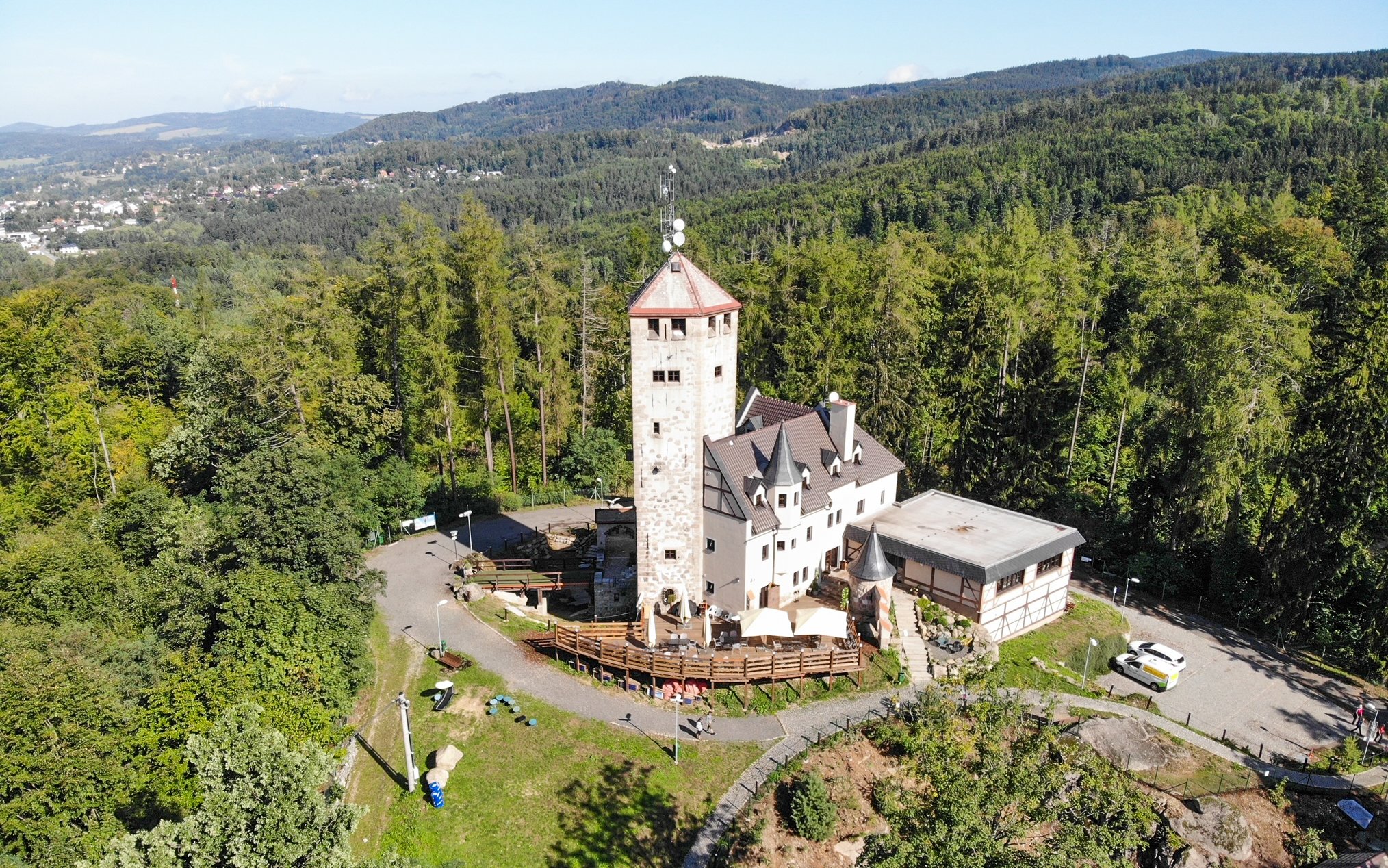 Liberec v štýlovom Hoteli Liberecká Výšina *** s rozhľadňou + polpenzia, poukaz na kávu a zaujímavé zľavy<br/>Hotel Liberecká Výšina ***, Wolkerova 251, Liberec 15 460 15, recepce@libereckavysina.com