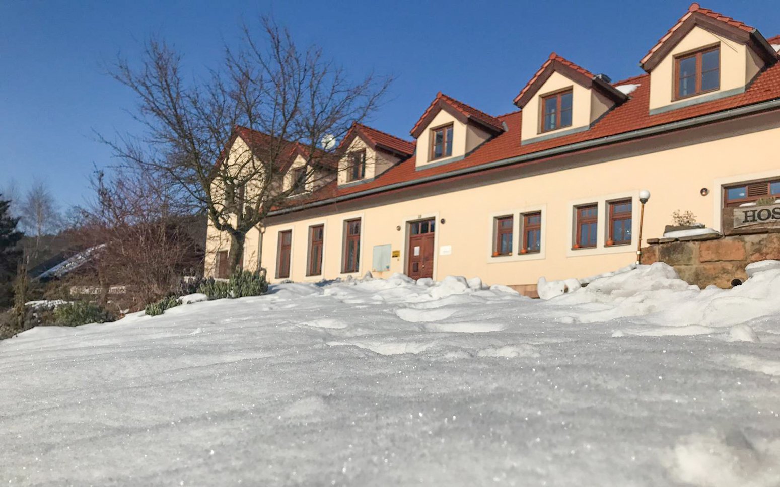 Pobyt blízko ZOO Dvůr Králové a bežkárskych trás v Penzióne Pod Vyhlíadkou s raňajkami, infrasaunou a vínom
