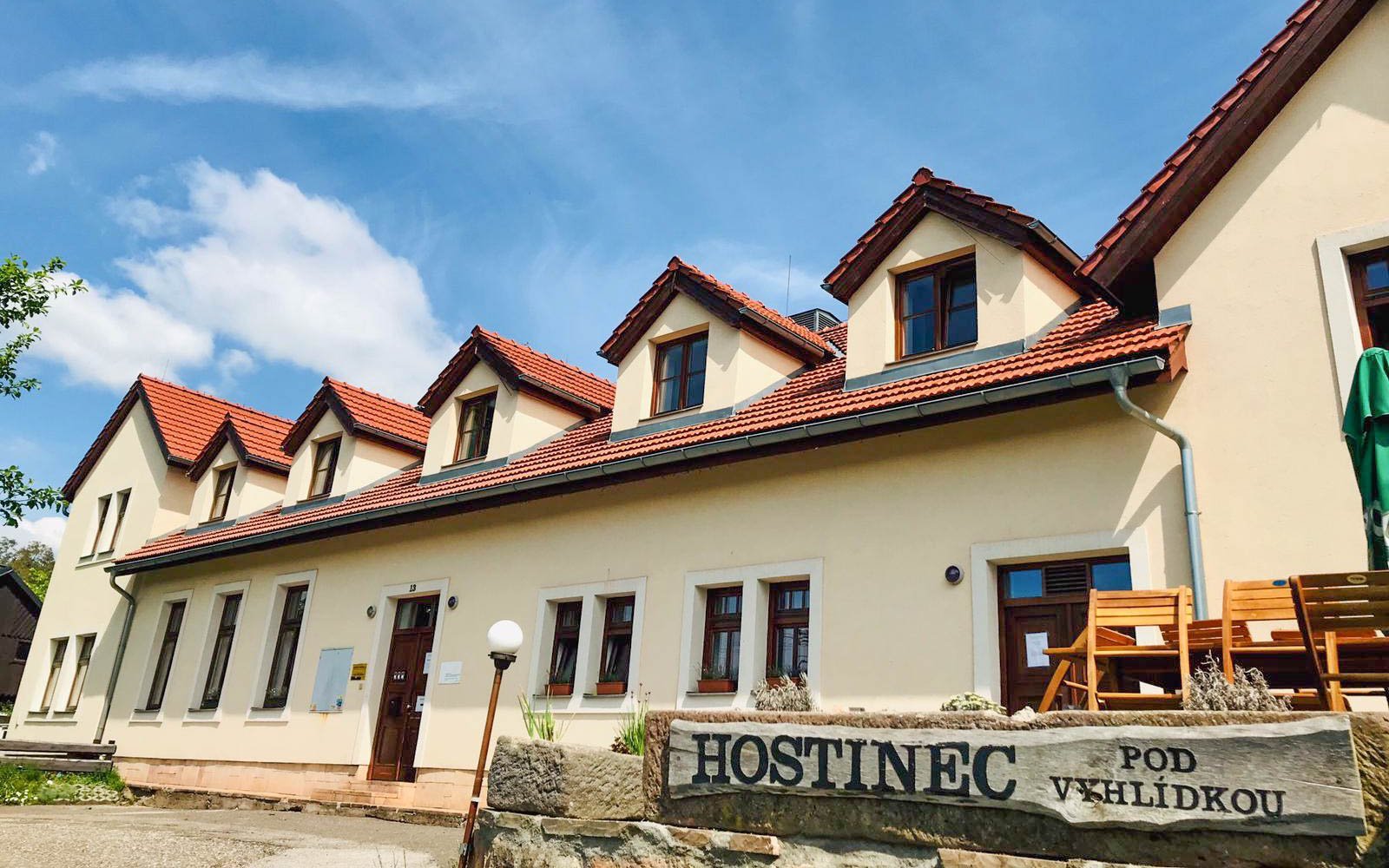 Pobyt neďaleko ZOO Dvůr Králové v Penzióne Pod Vyhlídkou s raňajkami, infrasaunou a fľašou vína + stolný tenis