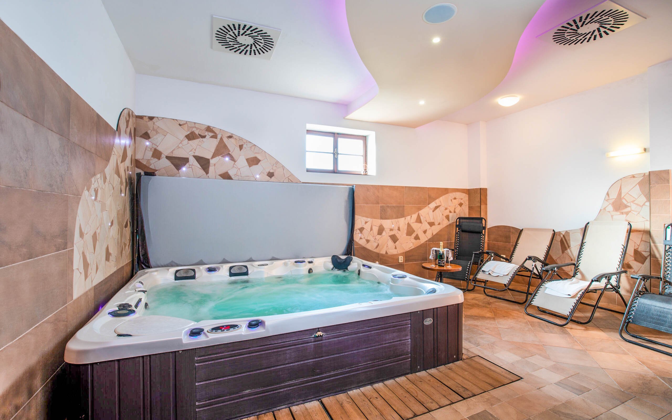 Dvůr Králové neďaleko známej Zoo v Penzióne Na Faře s polpenziou a privátnym wellness + biliard a ping pong