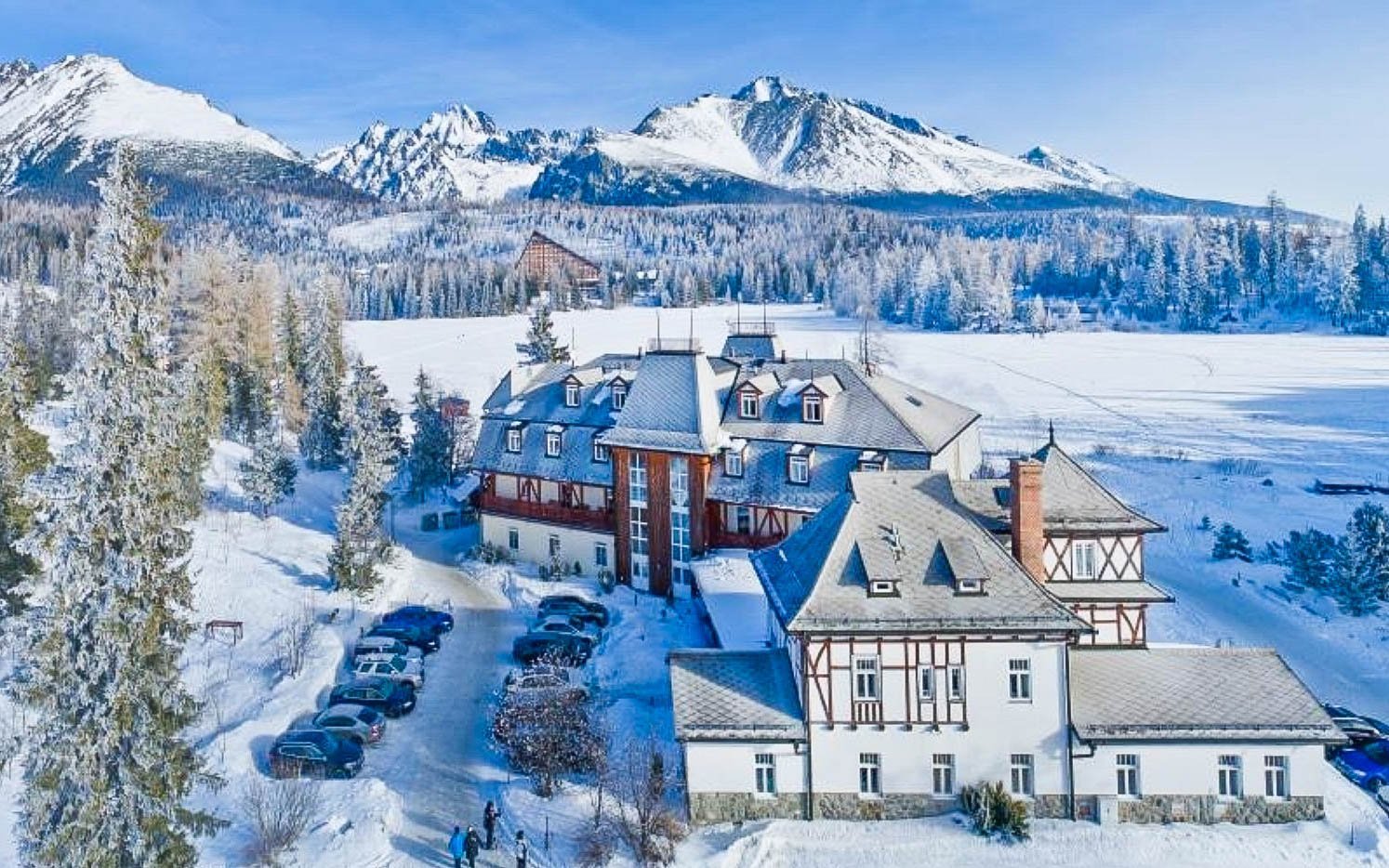 Štrbské pleso v známom Hoteli Solisko **** s polpenziou, neobmedzeným wellness a vstupom na Vežu snov + drink