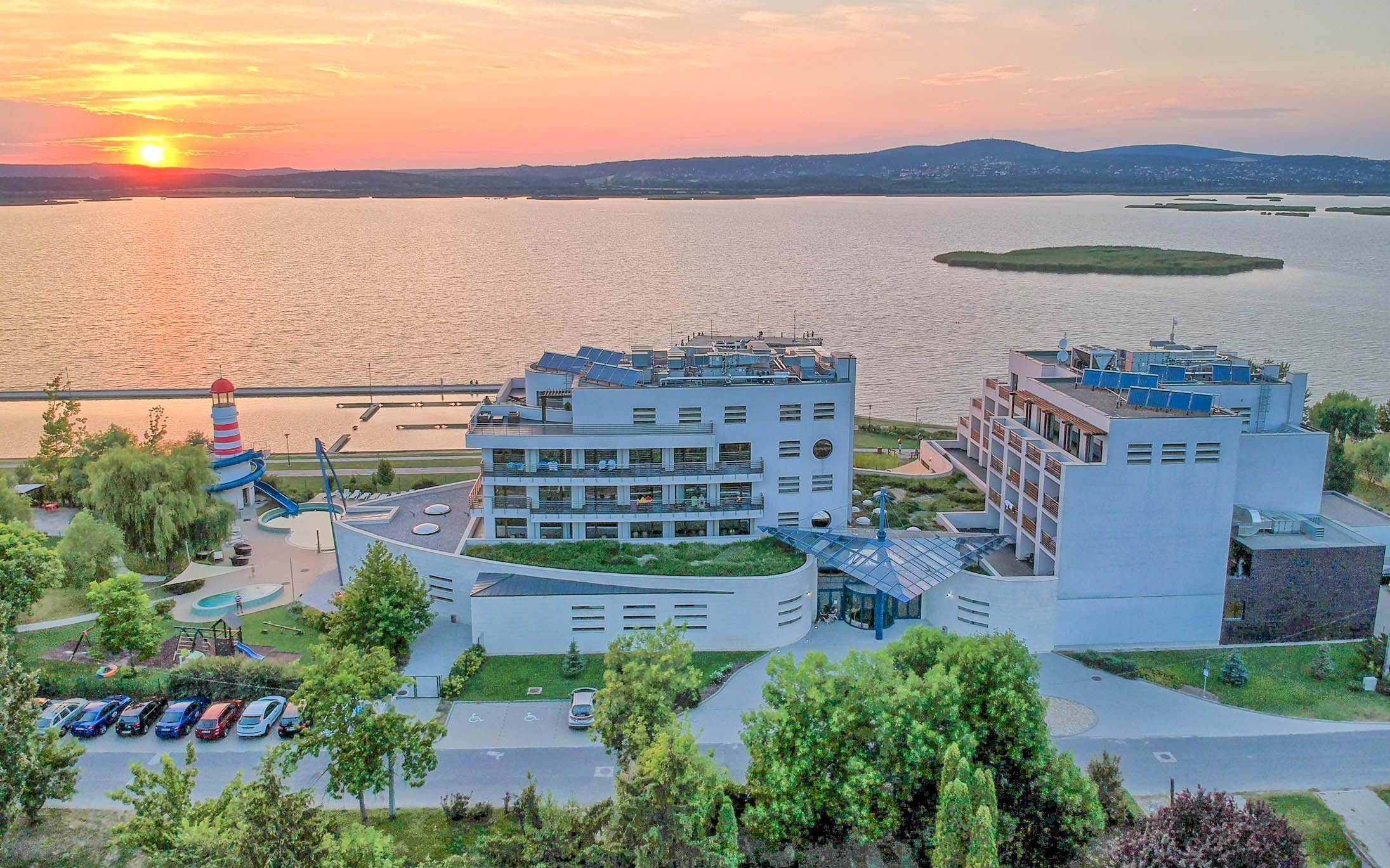 Maďarsko priamo pri jazere Velence: Vital Hotel Nautis ****+ s dvojposchodovým wellness a polpenziou<br/>Vital Hotel Nautis ****superior, Holdfény sétány 9., Gárdony 2483, info@hotelnautis.hu
