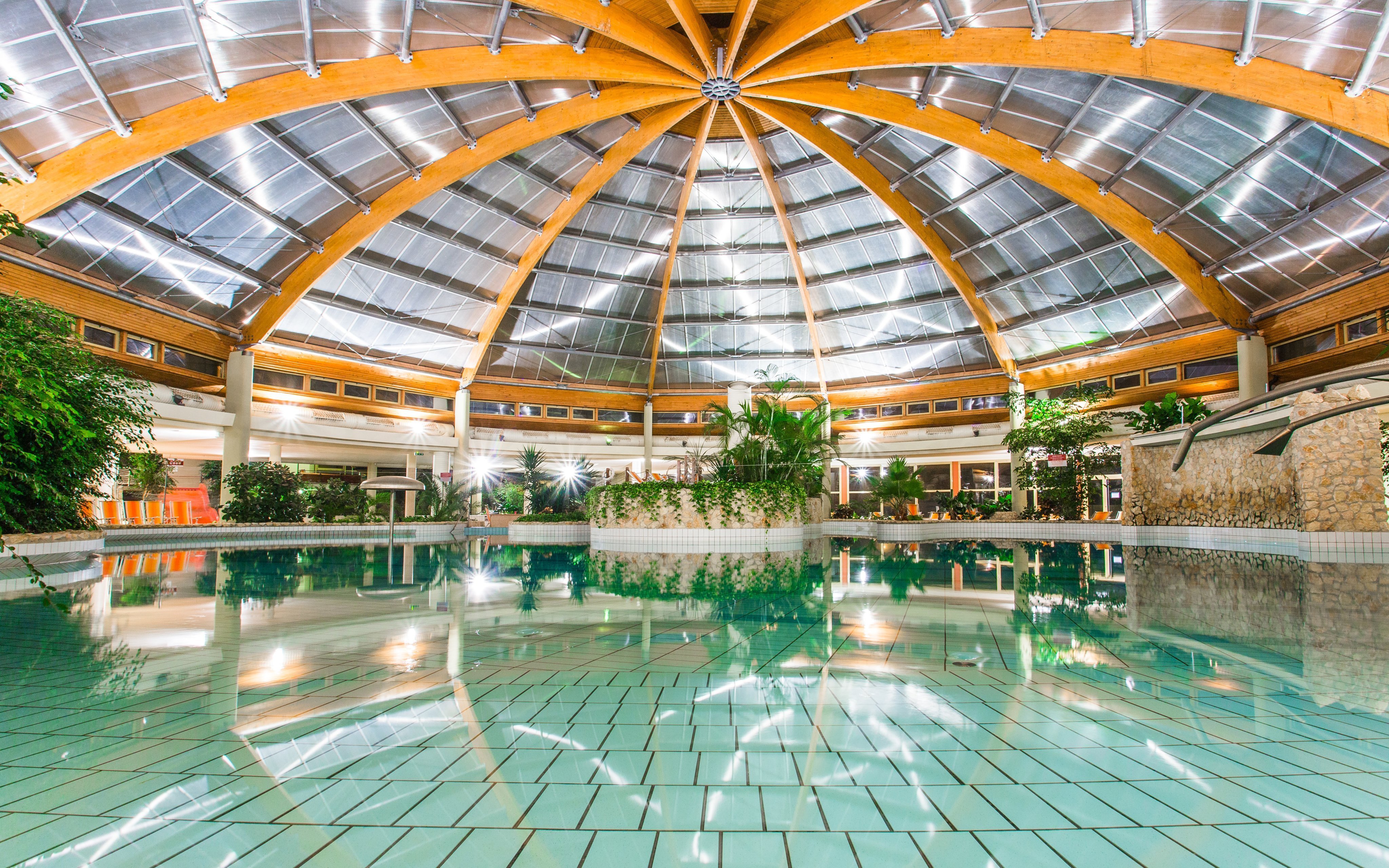 Maďarsko: 4* Gotthard Therme Hotel s vlastnými kúpeľmi a wellness (1 500 m²) + polpenzia a nápoje neobmedzene<br/>Gotthard Therme Hotel & Conference ****, Füzesi út 3/B, Szentgotthárd 9970, reservation@gotthardhotel.hu