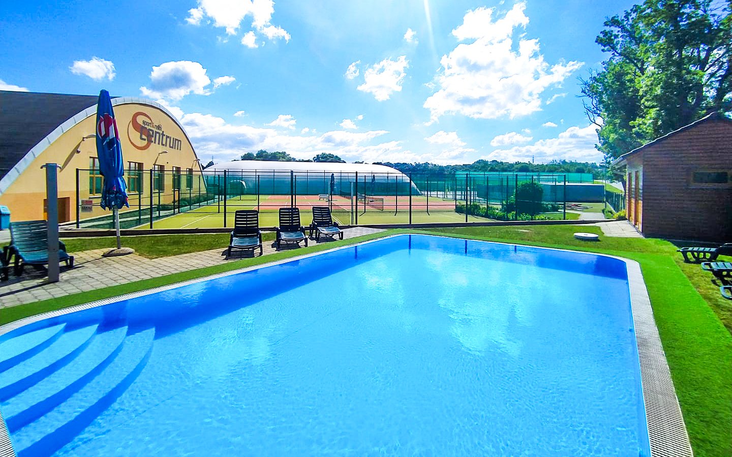 Pobyt pri Prahe a zámku Konopiště: Hotel S-centrum Benešov *** s polpenziou, bazénom a privátnou vírivkou
