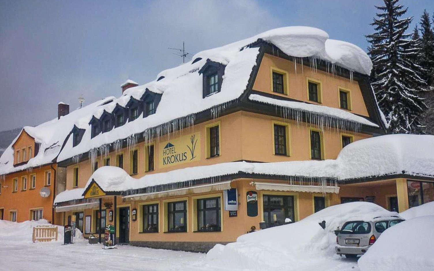 Pec pod Sněžkou: Pobyt v Hoteli Krokus *** s raňajkami či polpenziou, welcome drinkom a fľašou vína + sauna