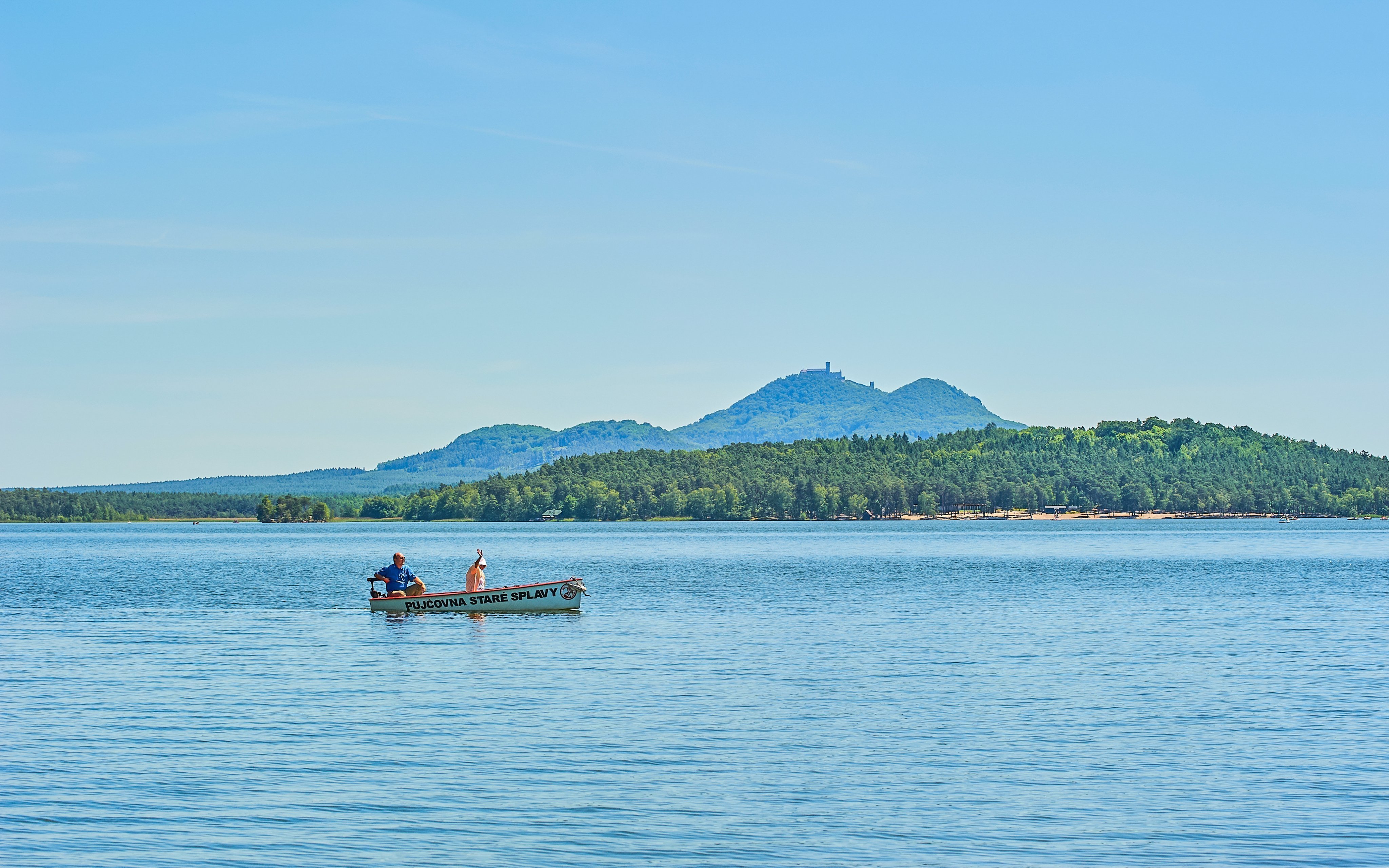 Stredné Čechy iba 200 m od presláveného Máchovho jazera v Hoteli Bellevue *** s polpenziou + káva a dezert<br/>Hotel Bellevue ***, Máchova 129, Doksy 472 01, rezervace@bellevue-hotel.cz