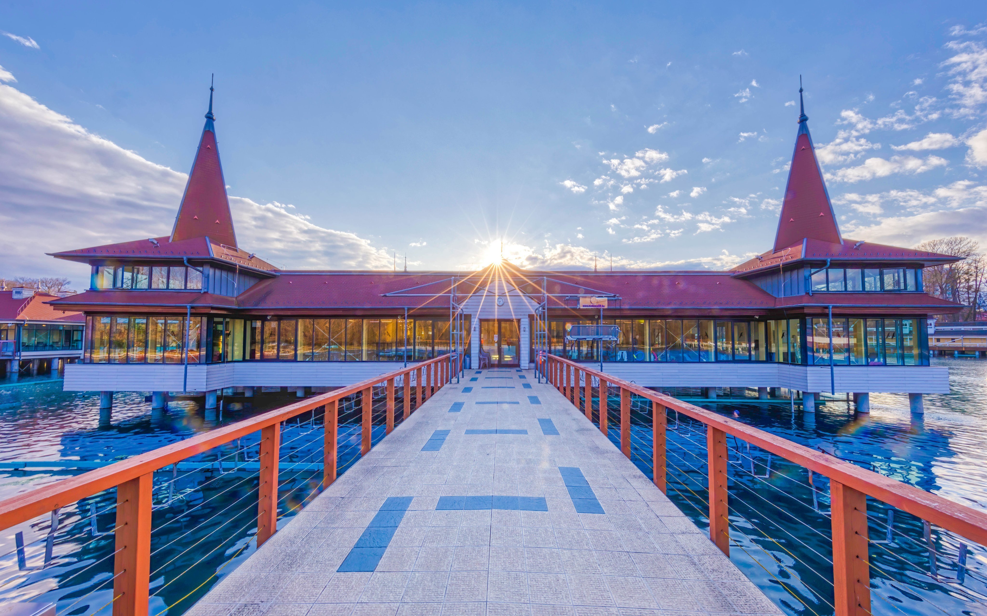 Hévíz: Hotel Majerik *** so vstupom k termálnemu jazeru vzdialenému 100 metrov a relaxačnou záhradou + raňajky