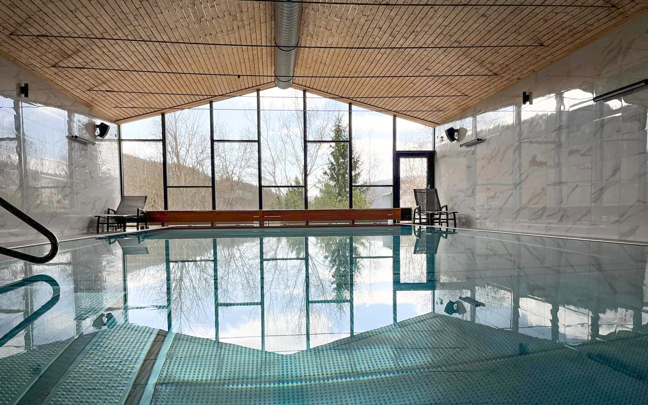 Krkonoše: Wellness Hotel Astra *** Superior s polpenziou, vnútorným bazénom a saunami + lístky na lanovky