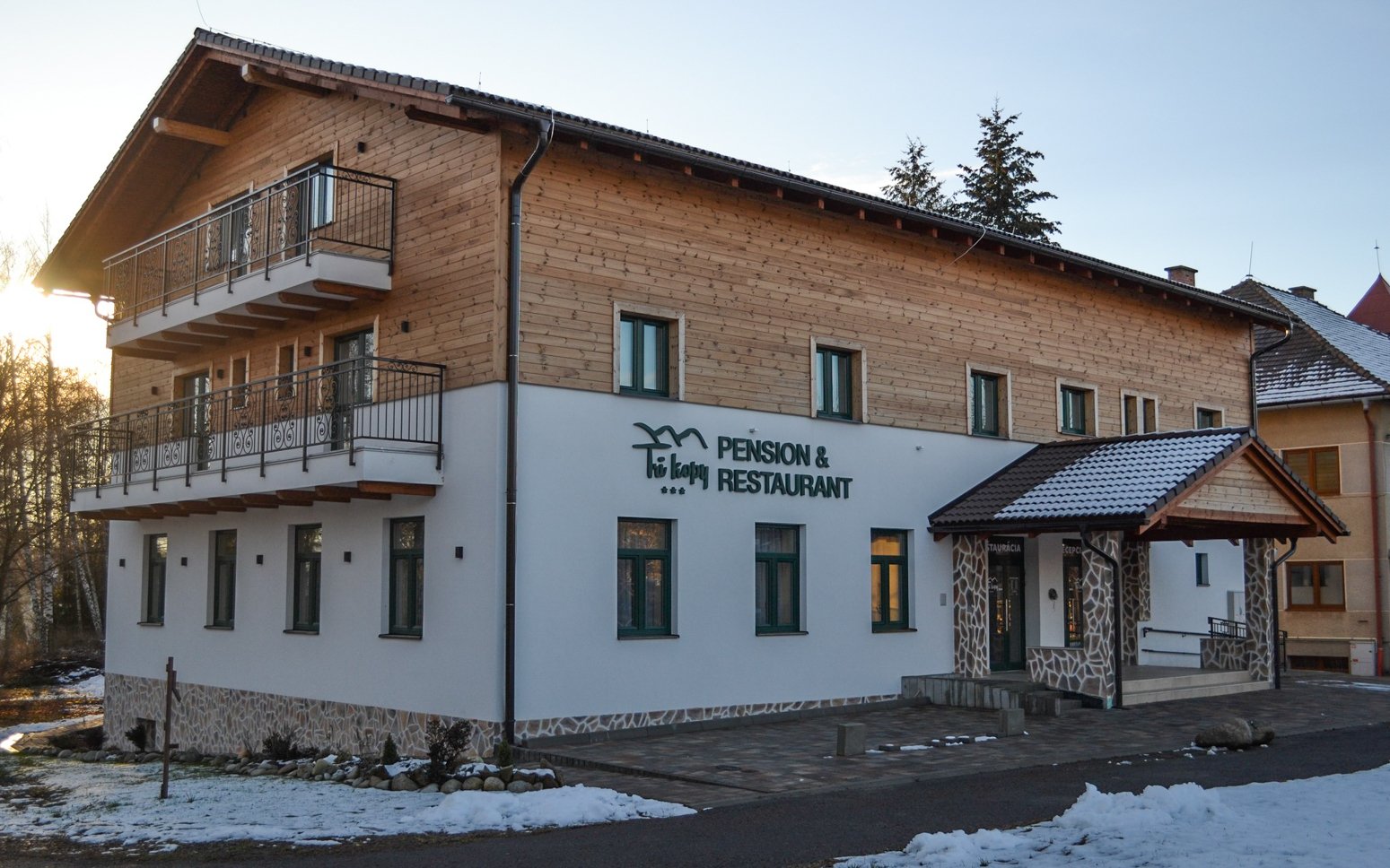 Liptov a Tatry pri skiareáloch a prírodných i kultúrnych pamiatkach v Penzióne Tri Kopy *** s polpenziou