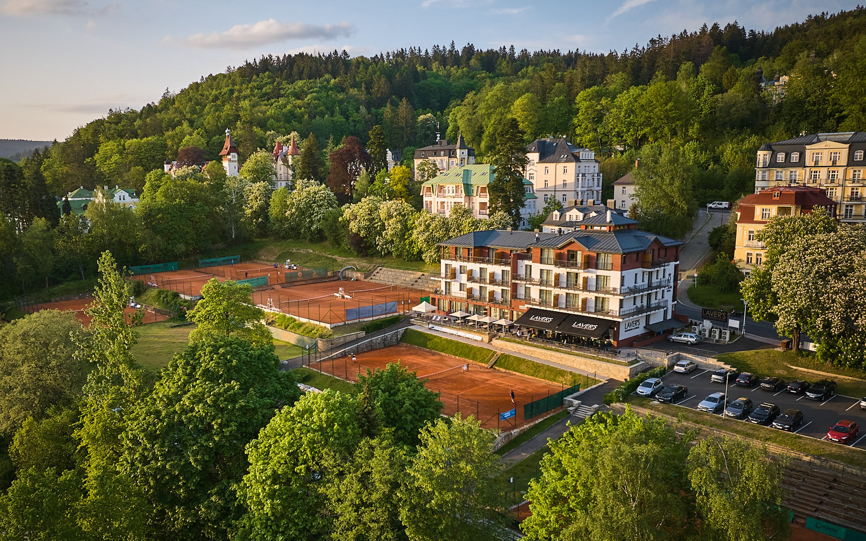 Mariánské Lázně: Luxusný Hotel Queens **** s neobmedzeným wellness centrom (bazén, vírivka, sauny) + polpenzia<br/>Hotel Queens ****, Anglická 615, Mariánské Lázně 353 01, sales@hotelqueens.cz